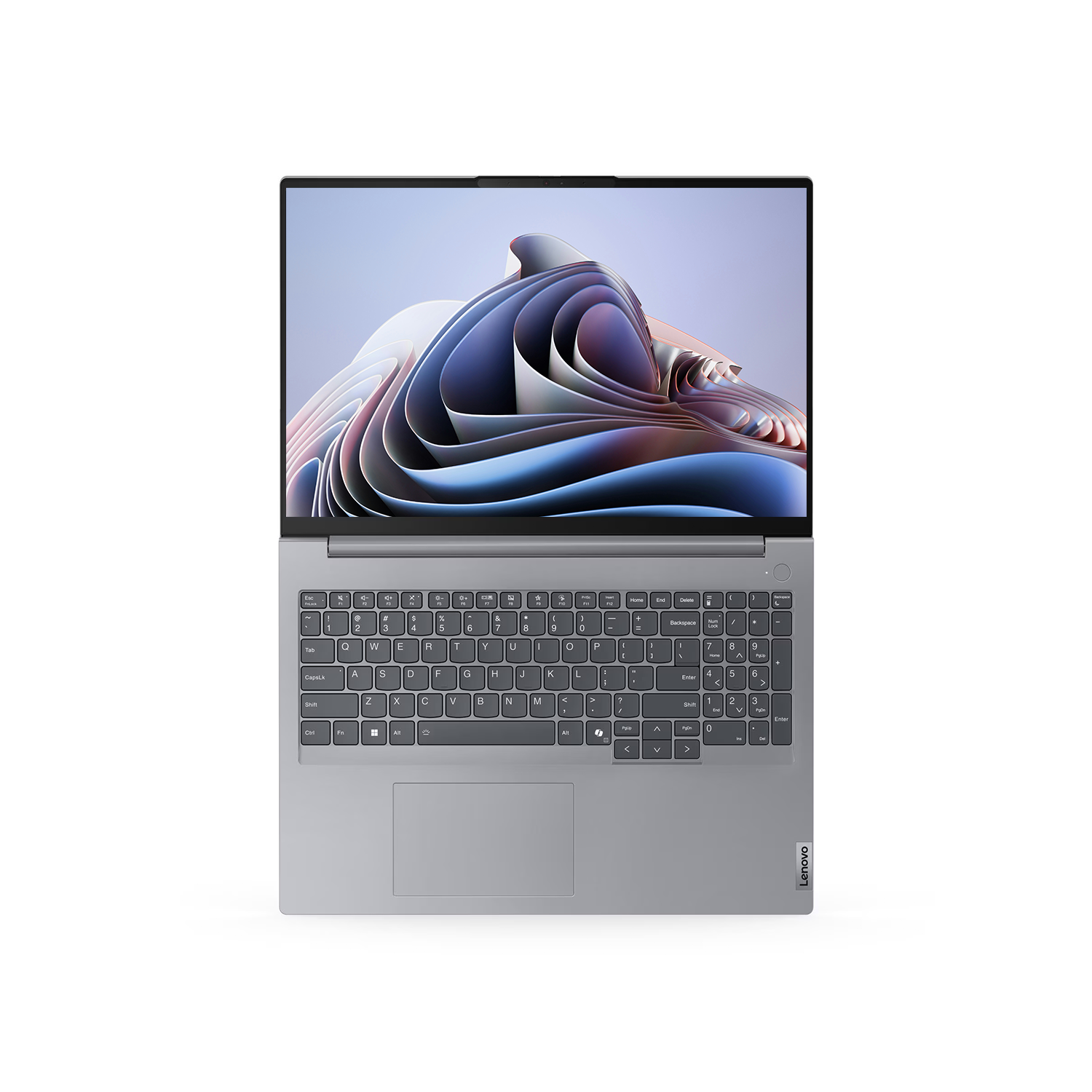 Beyaz bir yüzey üzerinde açık gri bir Lenovo dizüstü bilgisayar. Ekran, renkli soyut bir tasarım gösteriyor. Klavye görünür durumda.