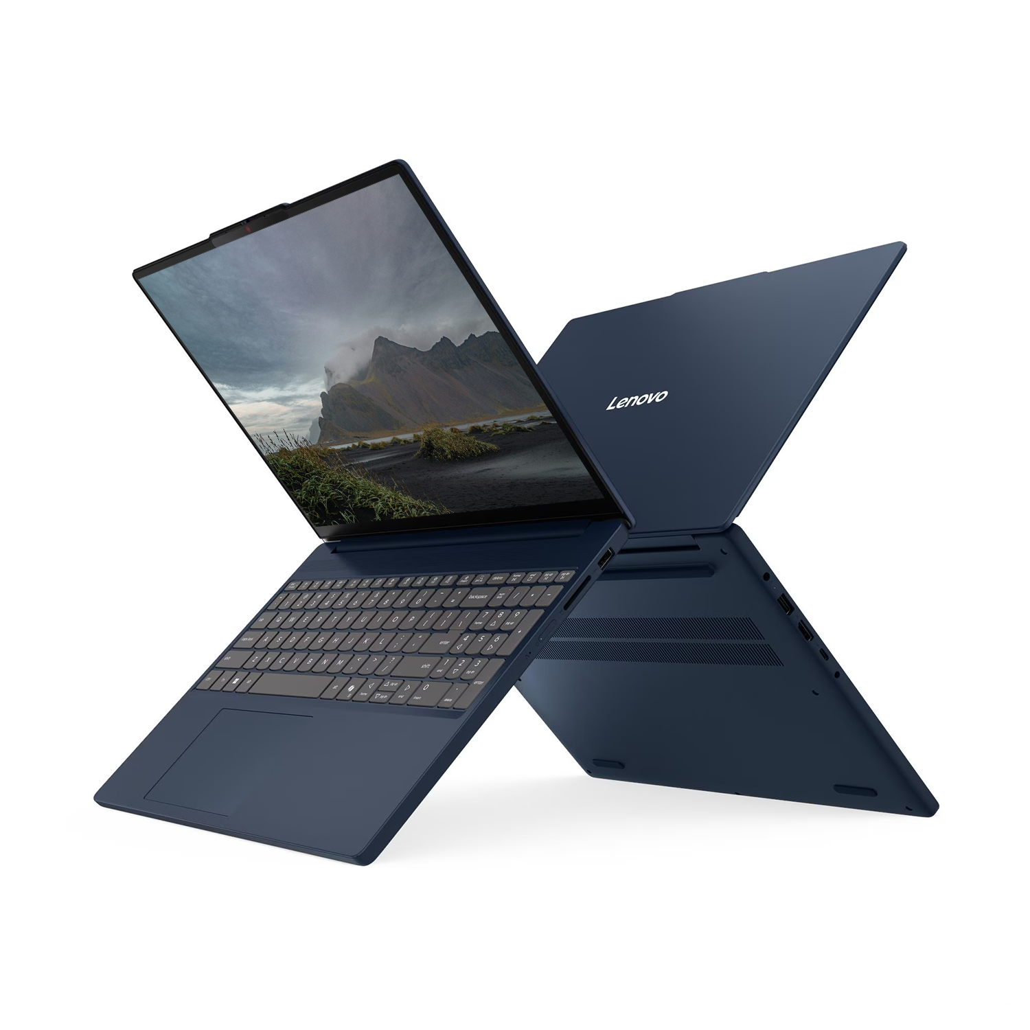 Koyu mavi bir Lenovo dizüstü bilgisayar açık, ekranda bir manzara gösteriyor. Klavye görünür durumda. Arka plan beyaz.