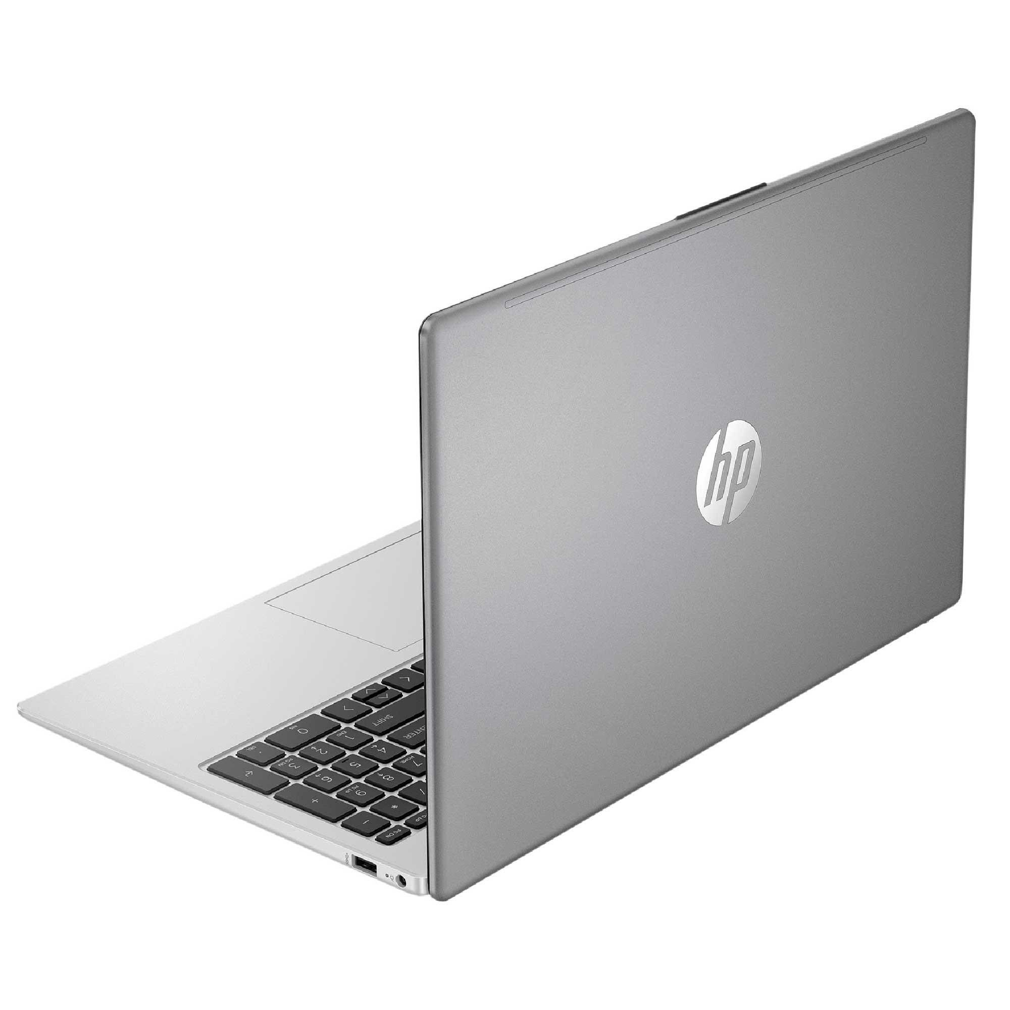 Gümüş renkli bir HP dizüstü bilgisayar, açılı olarak açık. Klavye görünür. HP logosu arkada. Beyaz arka plan.