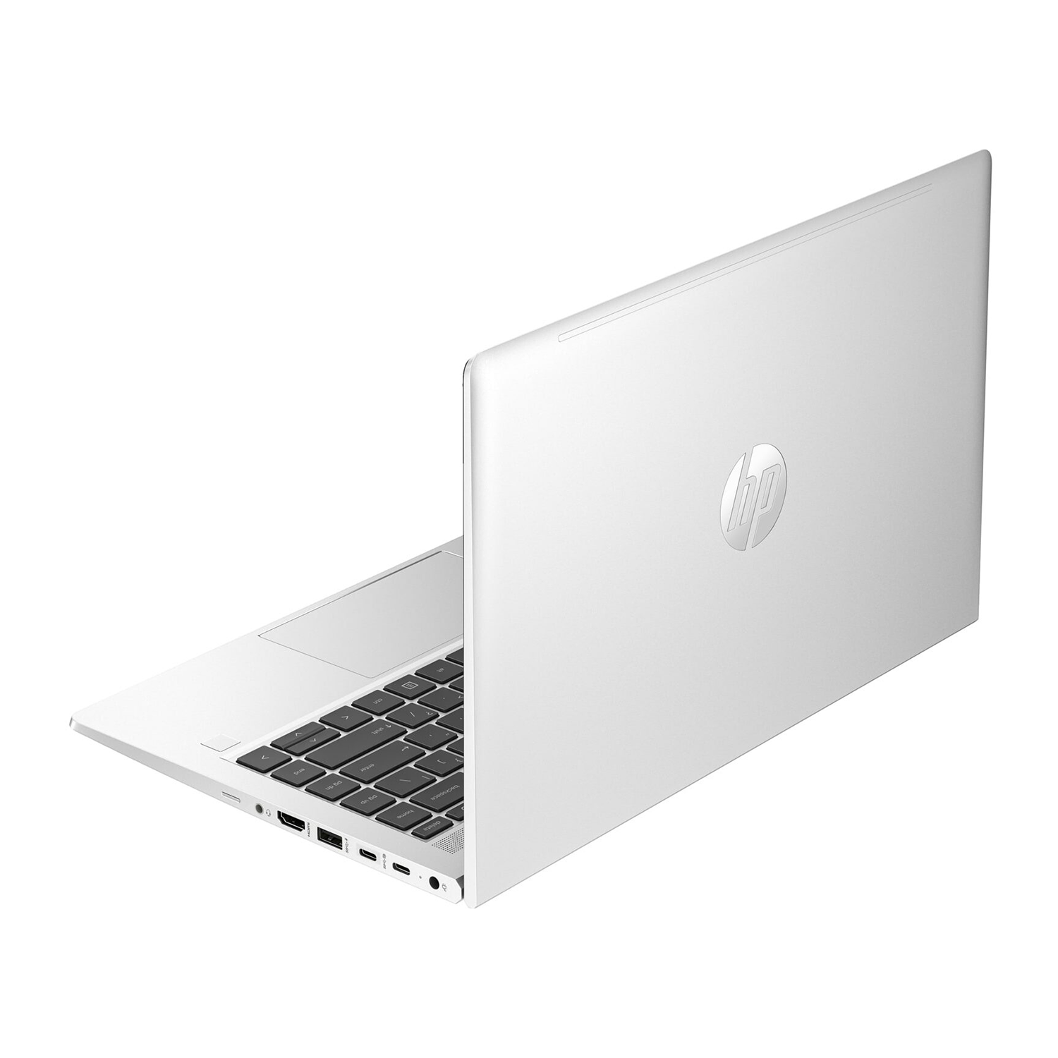 Gümüş renkli bir HP dizüstü bilgisayar hafifçe açık. Klavye siyah ve HP logosu kapakta görülebilir.