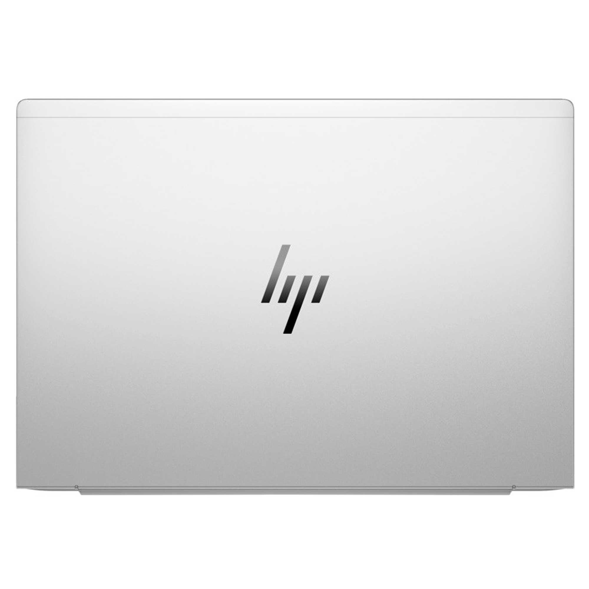 Ortasında HP logosu bulunan gümüş dizüstü bilgisayar kapağı. Yüzey pürüzsüz ve yansıtıcıdır.
