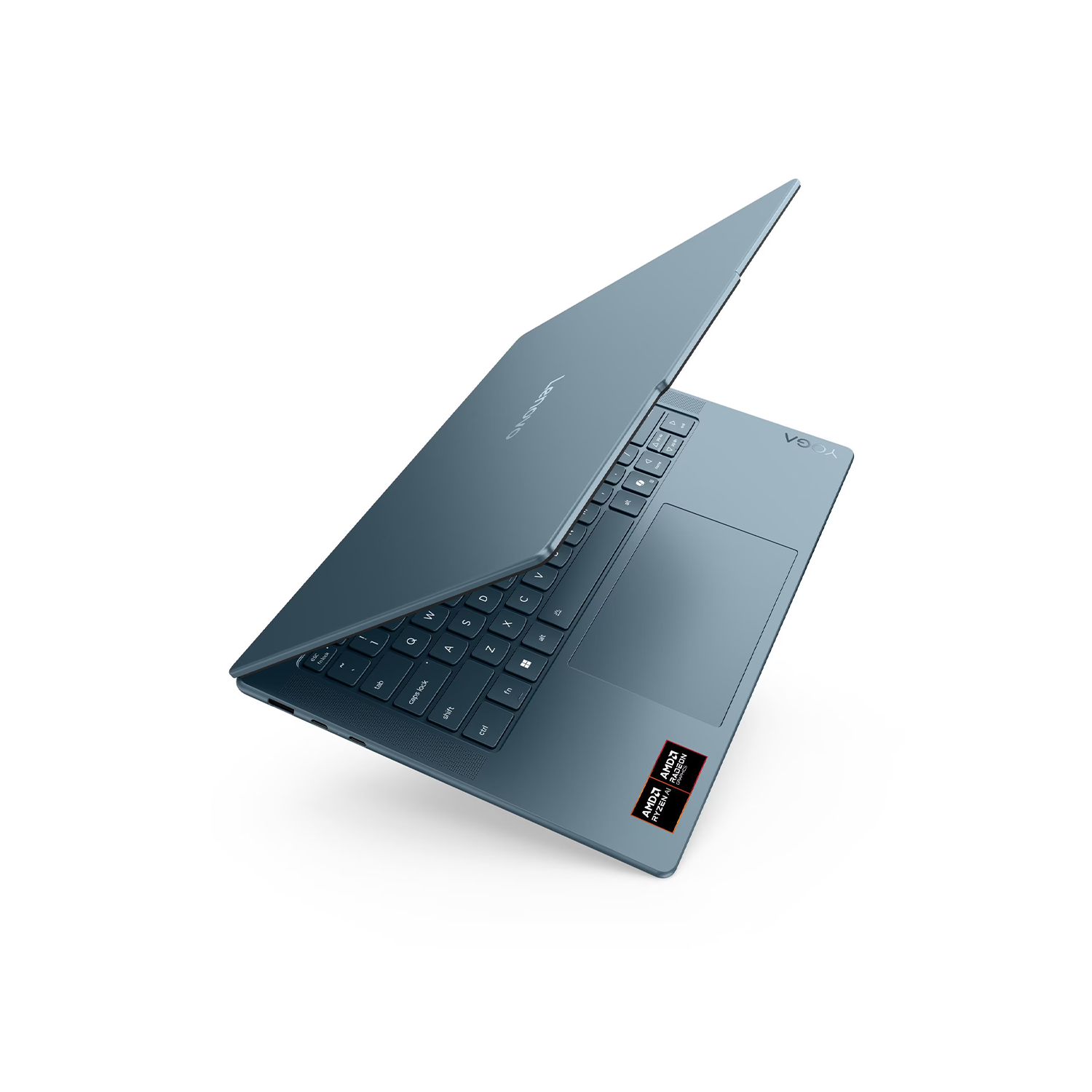 Mavi bir Lenovo Yoga dizüstü bilgisayar beyaz bir arka plan üzerinde açık duruyor. Klavyeyi ve sağ alt köşedeki AMD etiketini görebilirsiniz.