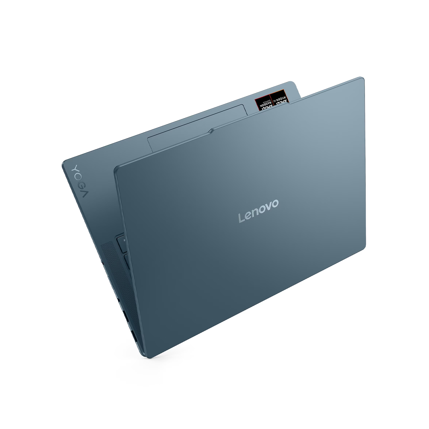 Teal renkli bir Lenovo Yoga dizüstü bilgisayar hafifçe açık, logosunu gösteriyor. Arka plan beyaz.
