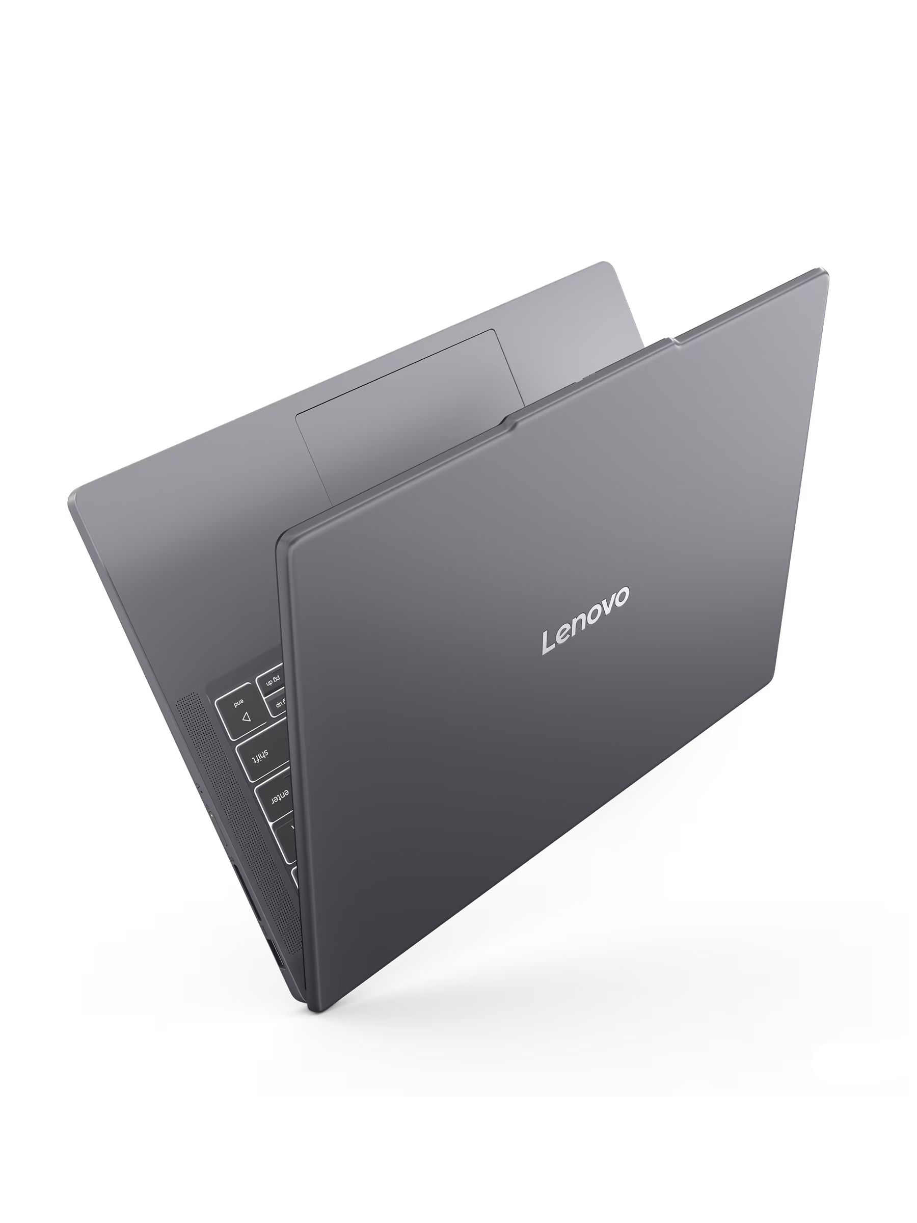 Beyaz bir yüzeyde açık gri bir Lenovo dizüstü bilgisayar. Klavye görülebilir. Lenovo logosu kapakta.