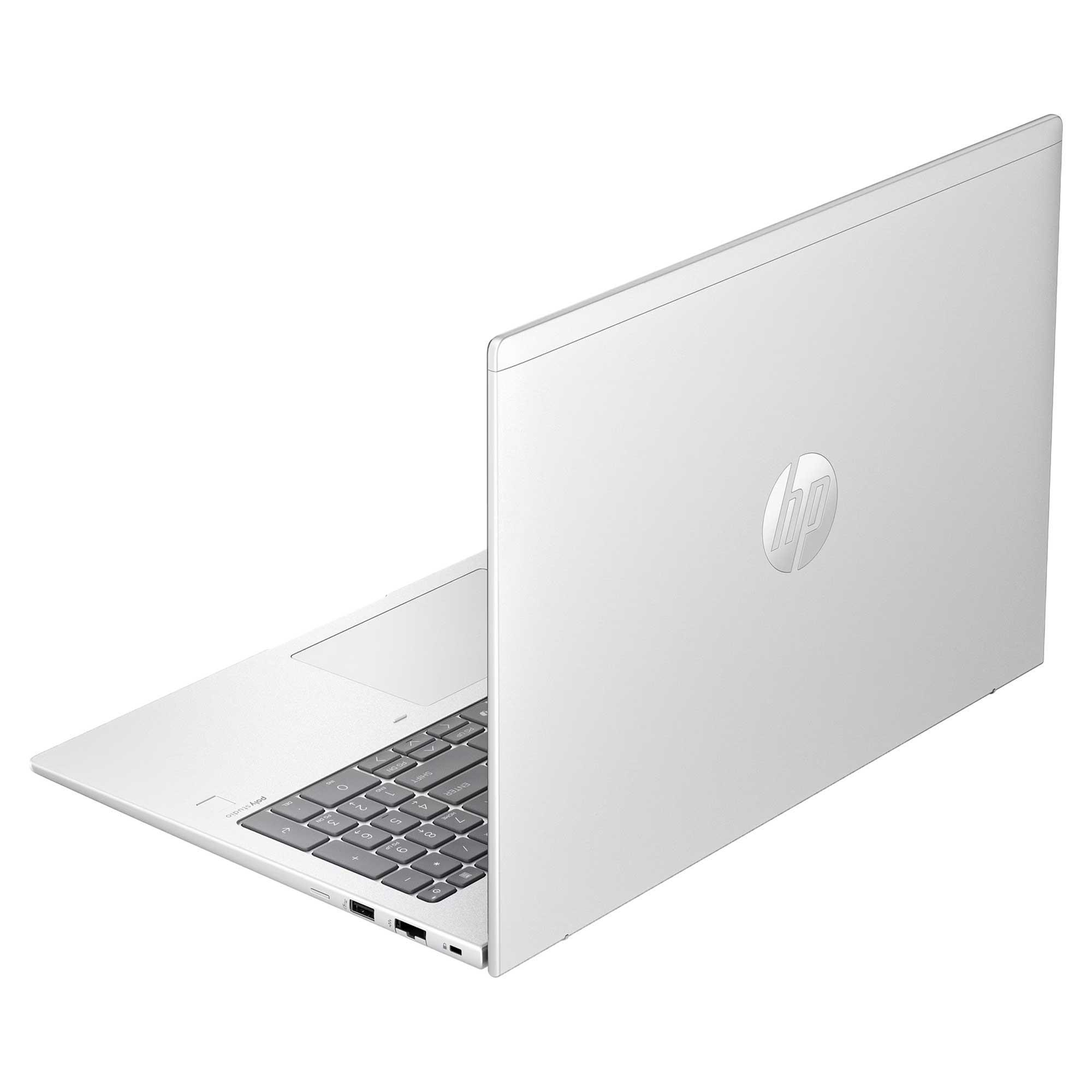 Beyaz bir HP dizüstü bilgisayar hafifçe açık. Klavyesi ve arkada HP logosu görünüyor. Arka plan beyaz.