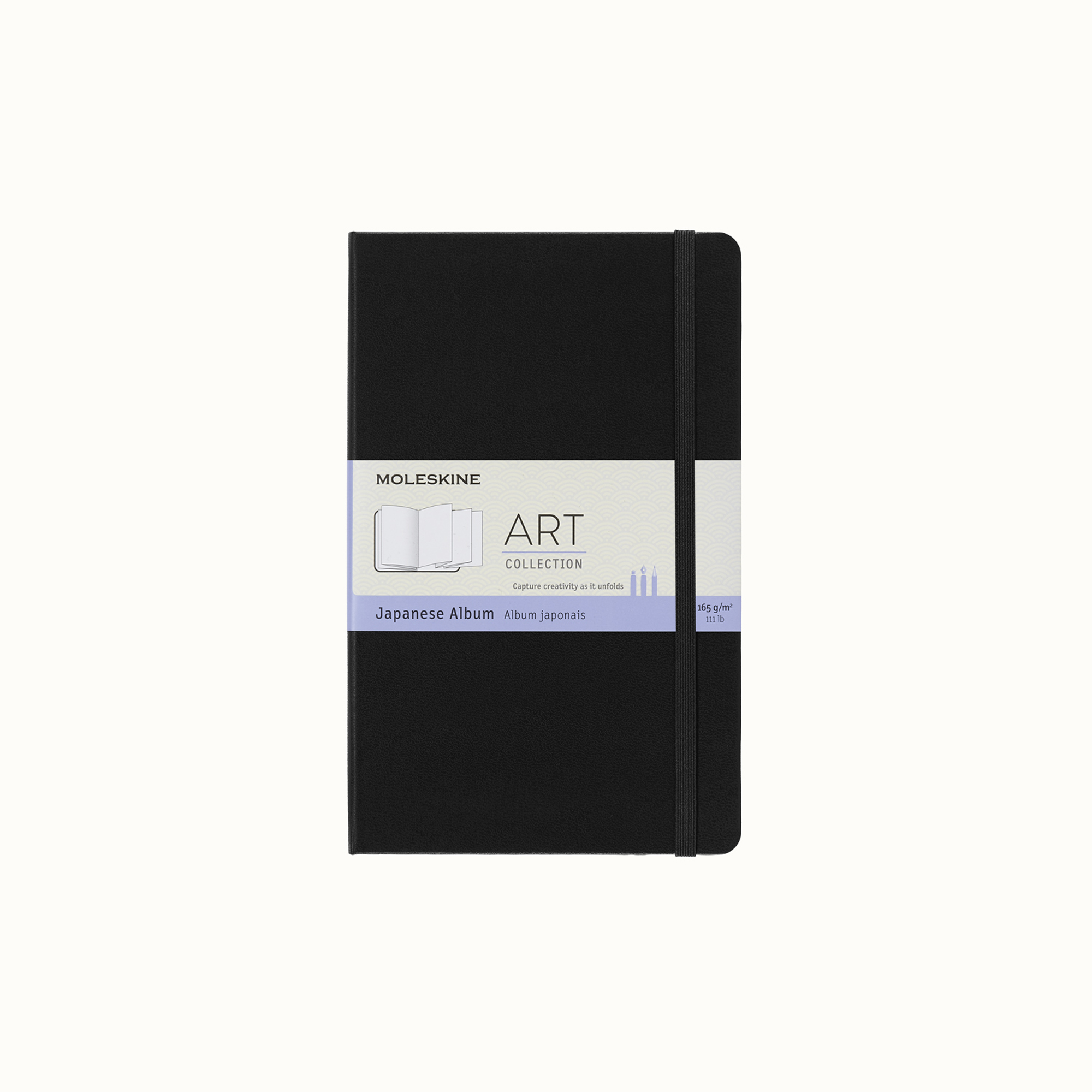 Ein schwarzes Moleskine-Kunst-Japan-Album mit Gummiband und einem weiß-blauen Etikett in der Mitte.