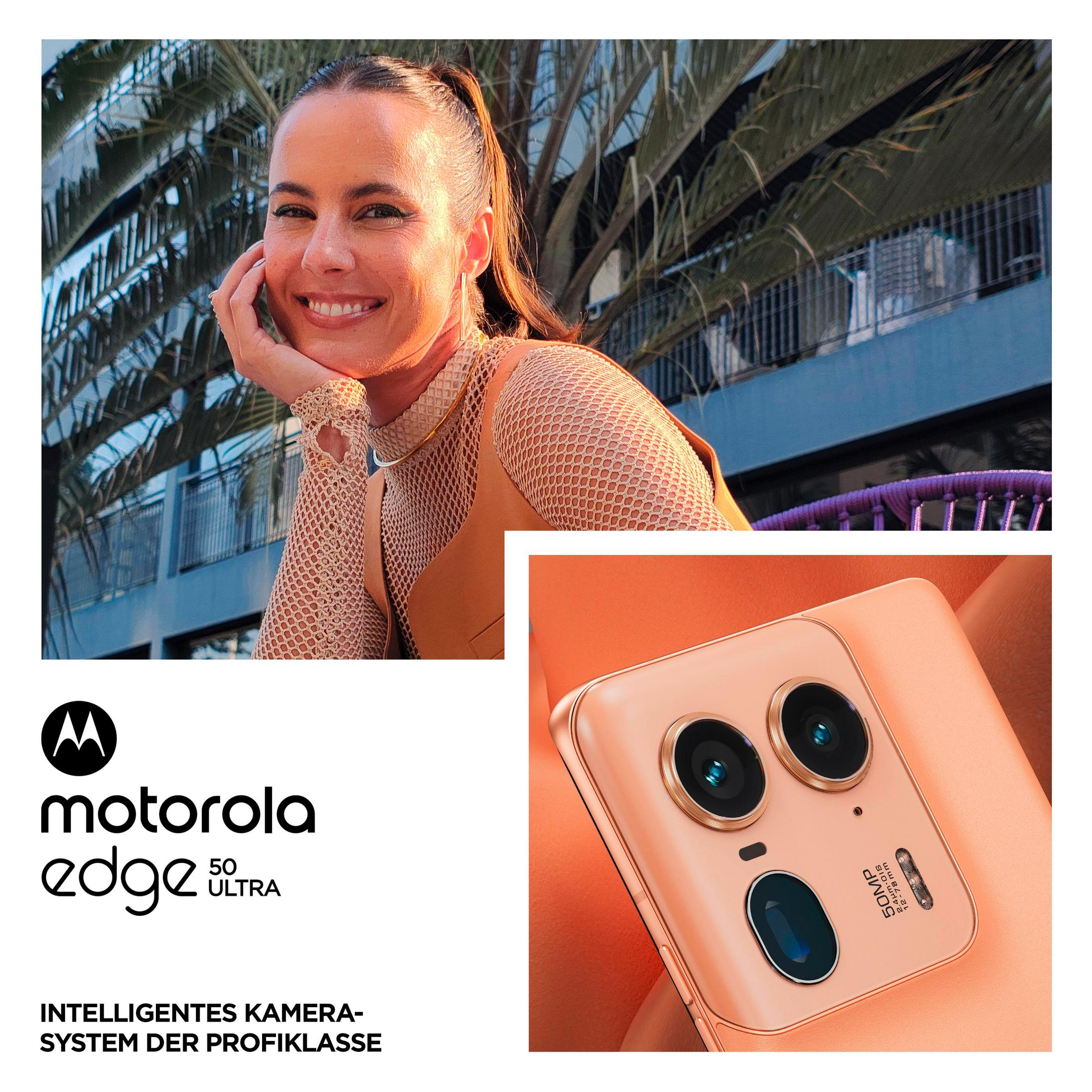 Kobieta uśmiecha się, opierając podbródek na dłoni. W tle palmy i budynek. Po prawej stronie telefon.