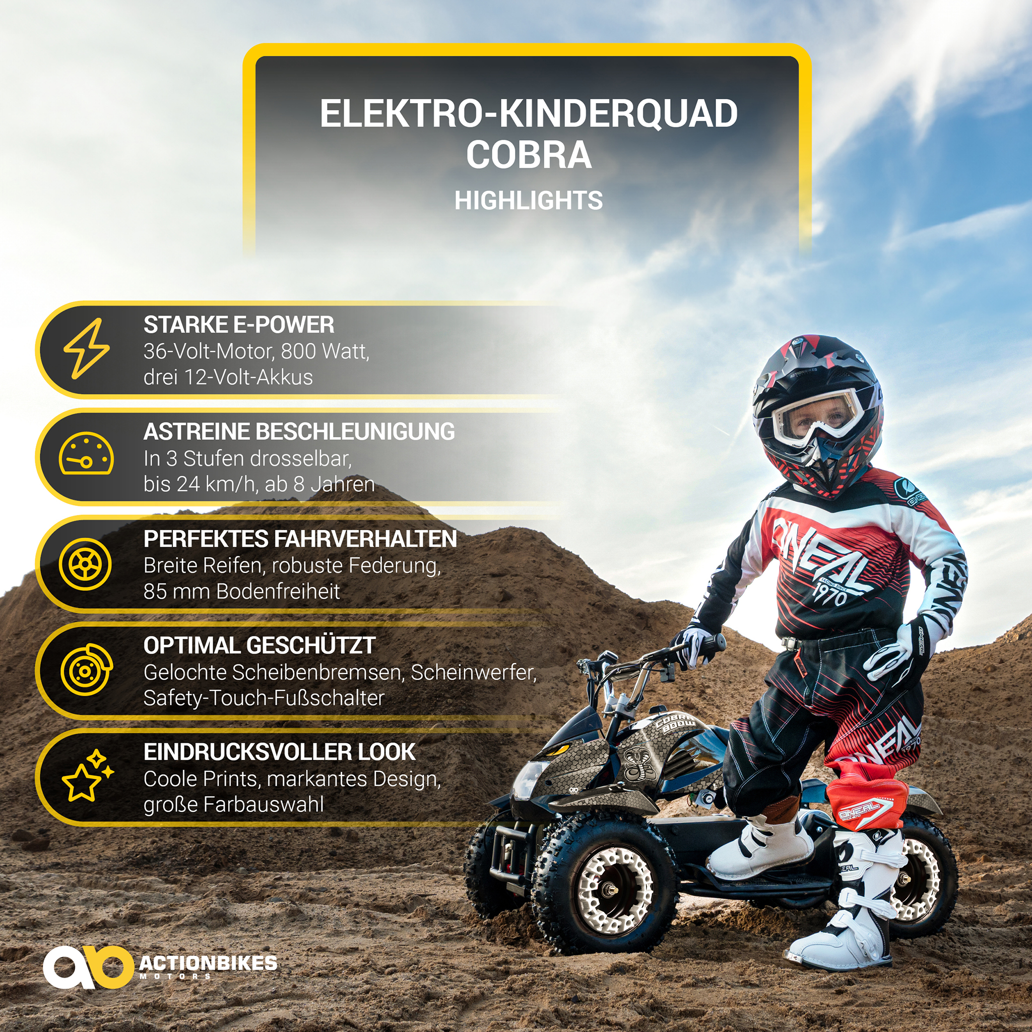 Ein Kind in Helm und Ausrüstung steht in der Nähe eines Elektro-Quads. Der Hintergrund ist ein Sandhügel, der Himmel ist blau.