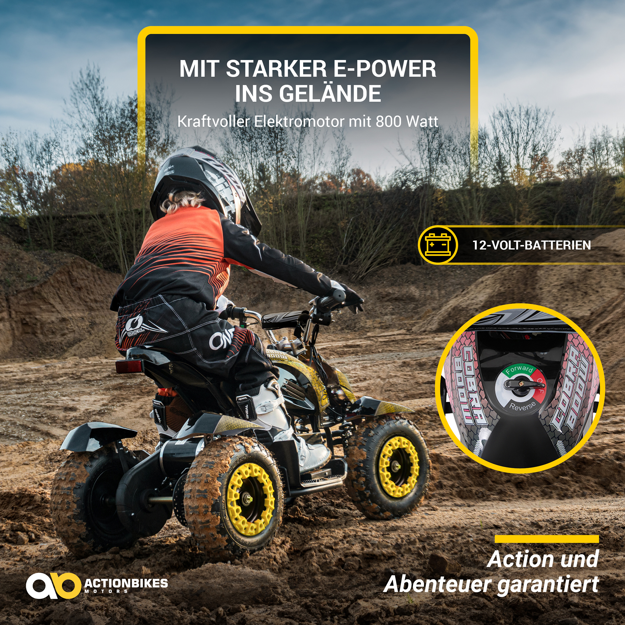 Ein Kind in Schutzkleidung fährt auf einer Dirt-Strecke ATV. Das ATV hat gelbe Räder.