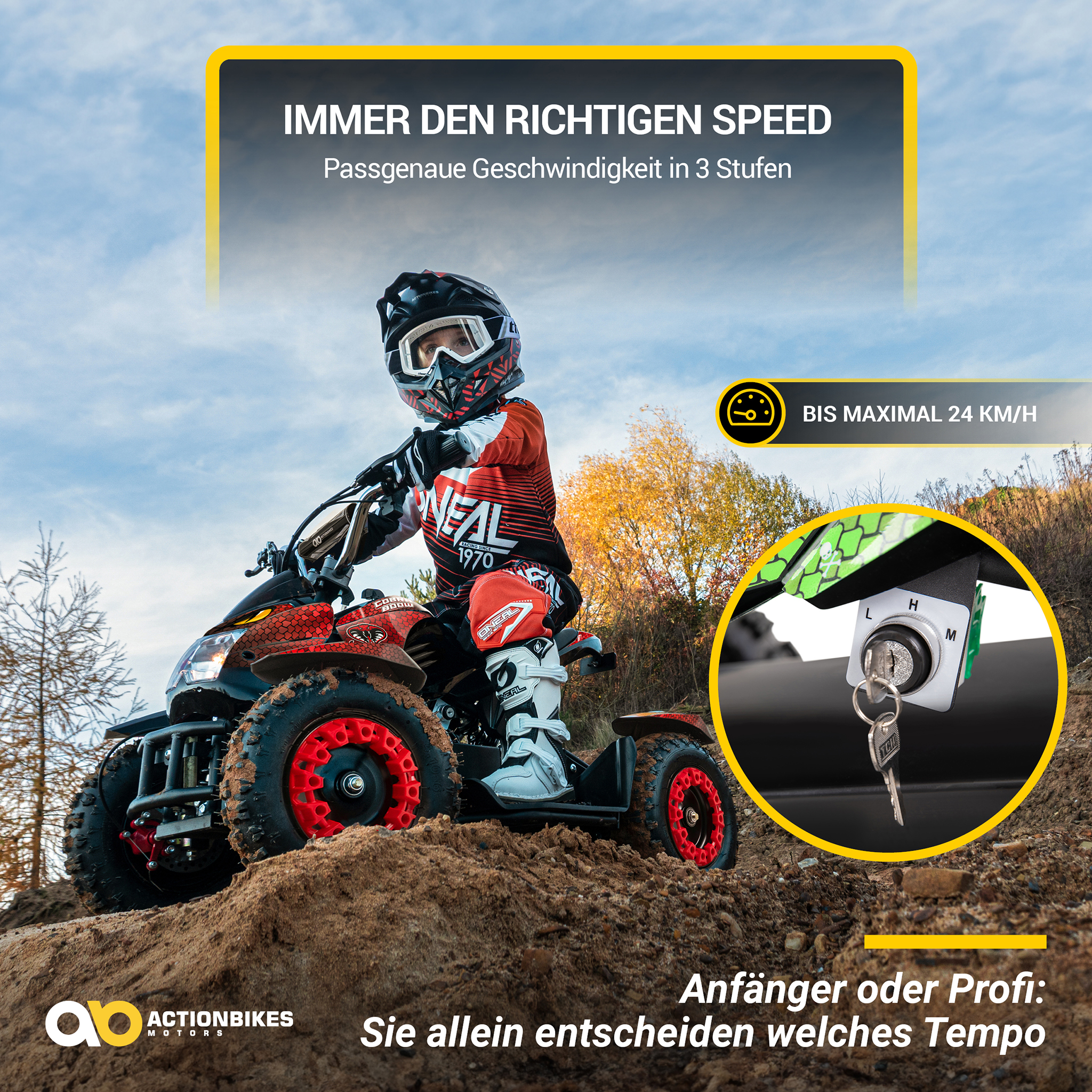 Ein Kind in Schutzkleidung fährt auf einer roten ATV auf einer Dirt-Strecke. Das ATV hat schwarze Reifen, rote Felgen und ist in Bewegung.