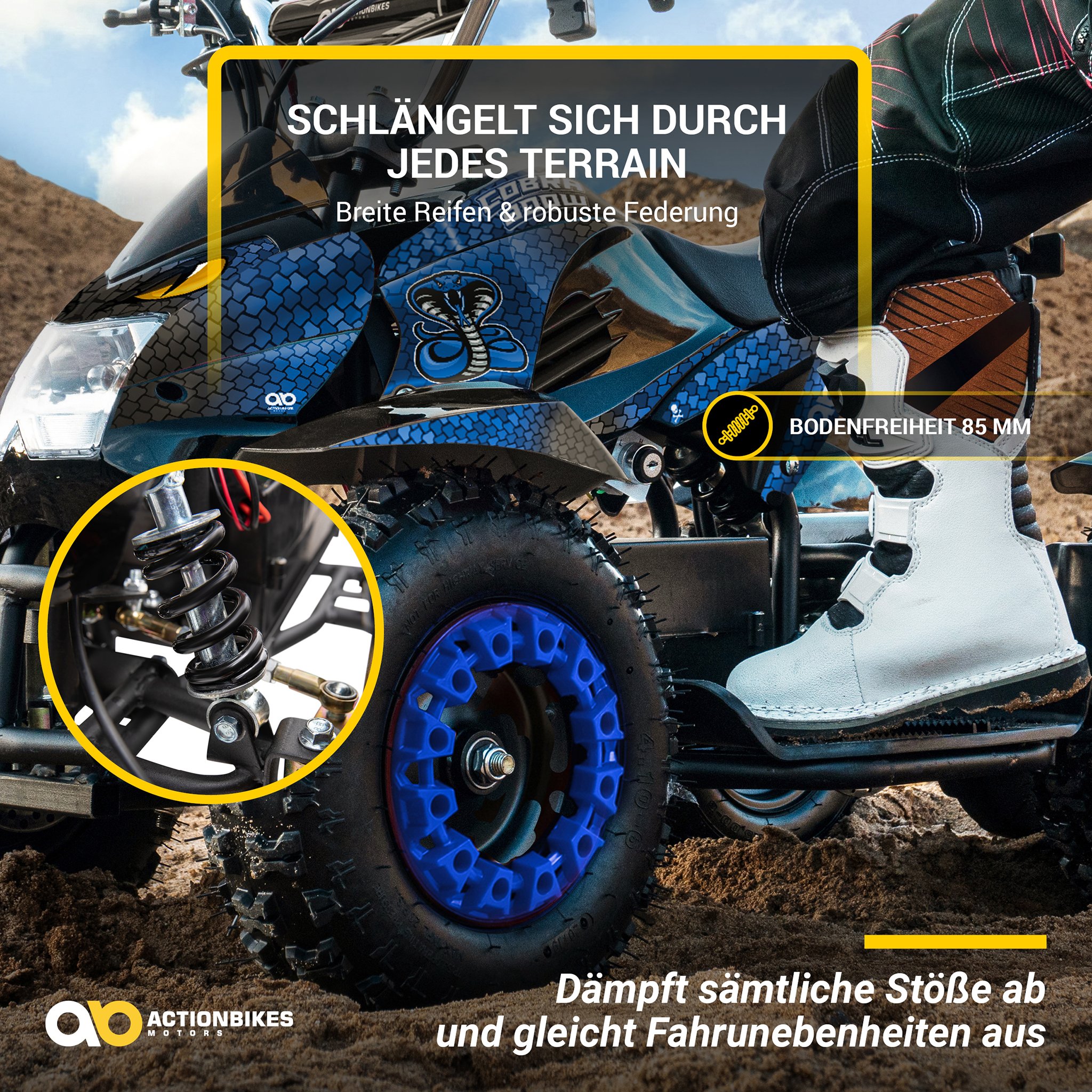 Ein ATV mit blauen Akzenten auf sandigem Untergrund. Ein weißer Stiefel ist sichtbar. Text: Bewältigt jedes Gelände.
