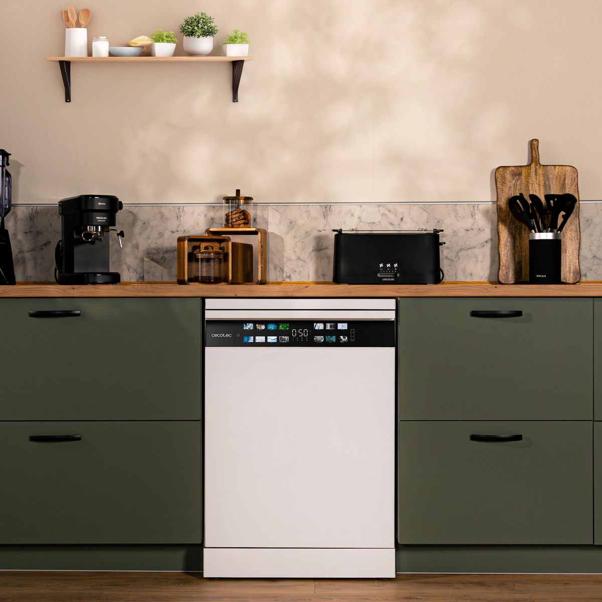 Scena kuchenna ze zmywarką, szafkami i urządzeniami. Półka zawiera rośliny i przybory. Widoczny toster i ekspres do kawy.