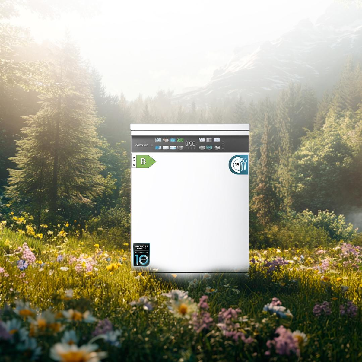 Biała zmywarka z czarnym panelem sterowania stoi na łące. W tle drzewa i góry.