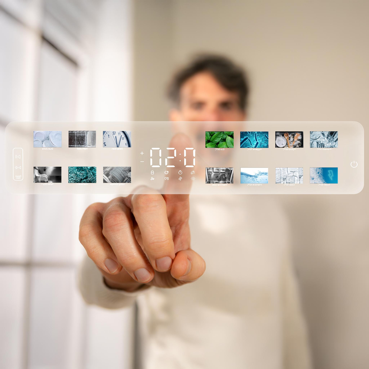 Palec mężczyzny dotyka cyfrowego wyświetlacza z ikonami i timerem. Tło jest rozmyte, a scena ma miejsce w pomieszczeniu.