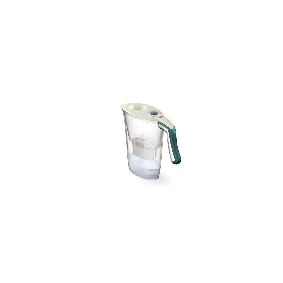 Ein weißer und transparenter Wasserfilterkrug mit grünem Griff steht vor weißem Hintergrund. Der Krug ist teilweise mit Wasser gefüllt.