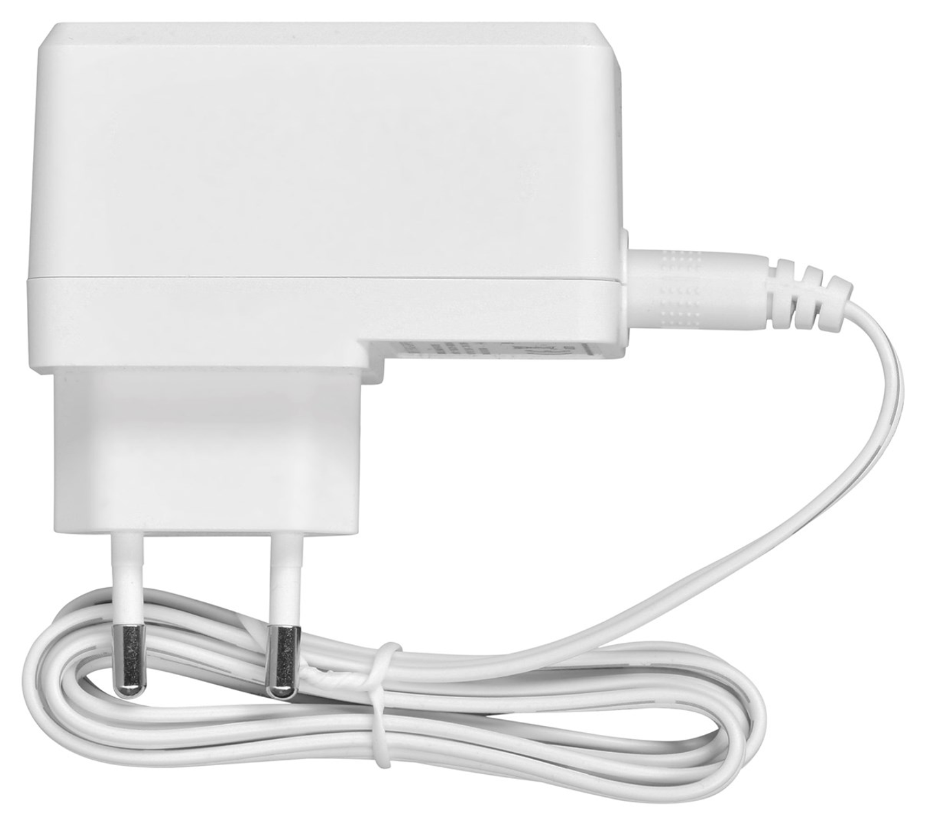 Biały zasilacz z dwoma bolcami i białym kablem. Kabel jest zwinięty. Urządzenie jest odizolowane na białym tle.
