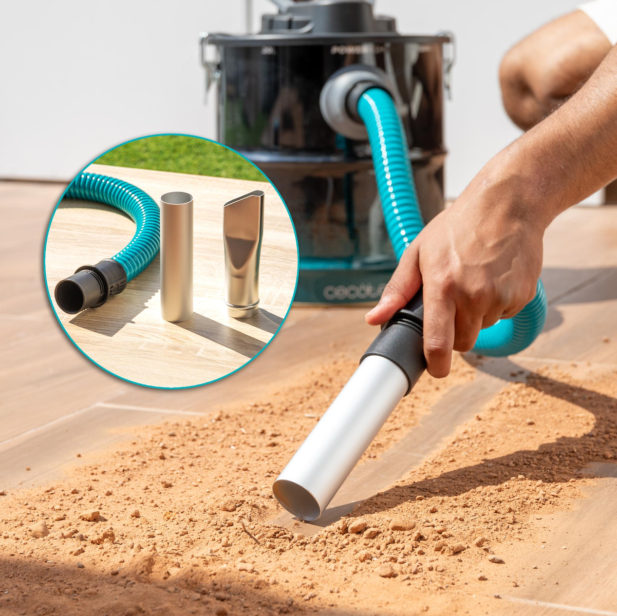 Una persona usa un aspirapolvere con un tubo blu per pulire lo sporco sul pavimento. Sono visibili anche accessori e l'aspirapolvere.