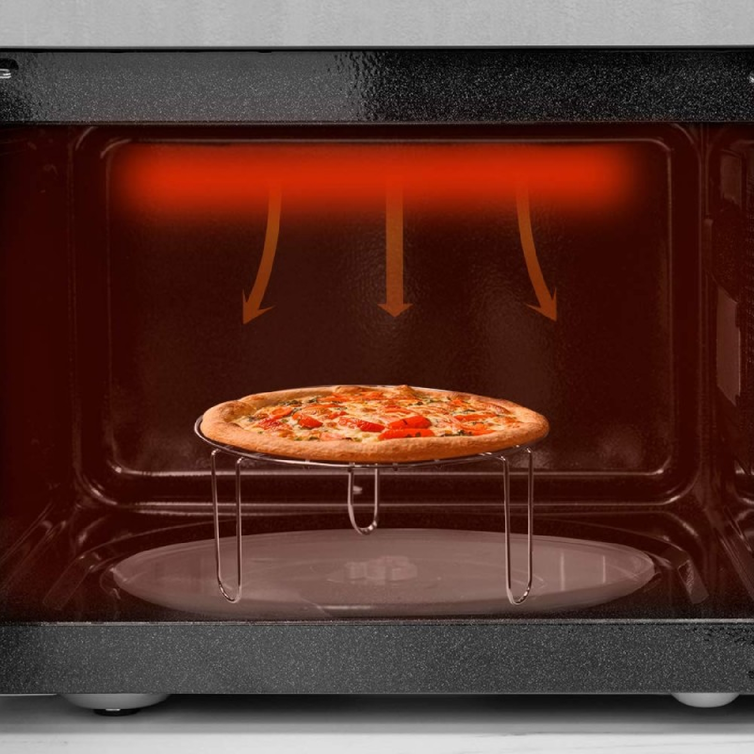Pizza na ruszcie w kuchence mikrofalowej. Pokazano czerwone strzałki ciepła. Pizza jest na metalowym ruszcie, w ciemnej kuchence mikrofalowej.