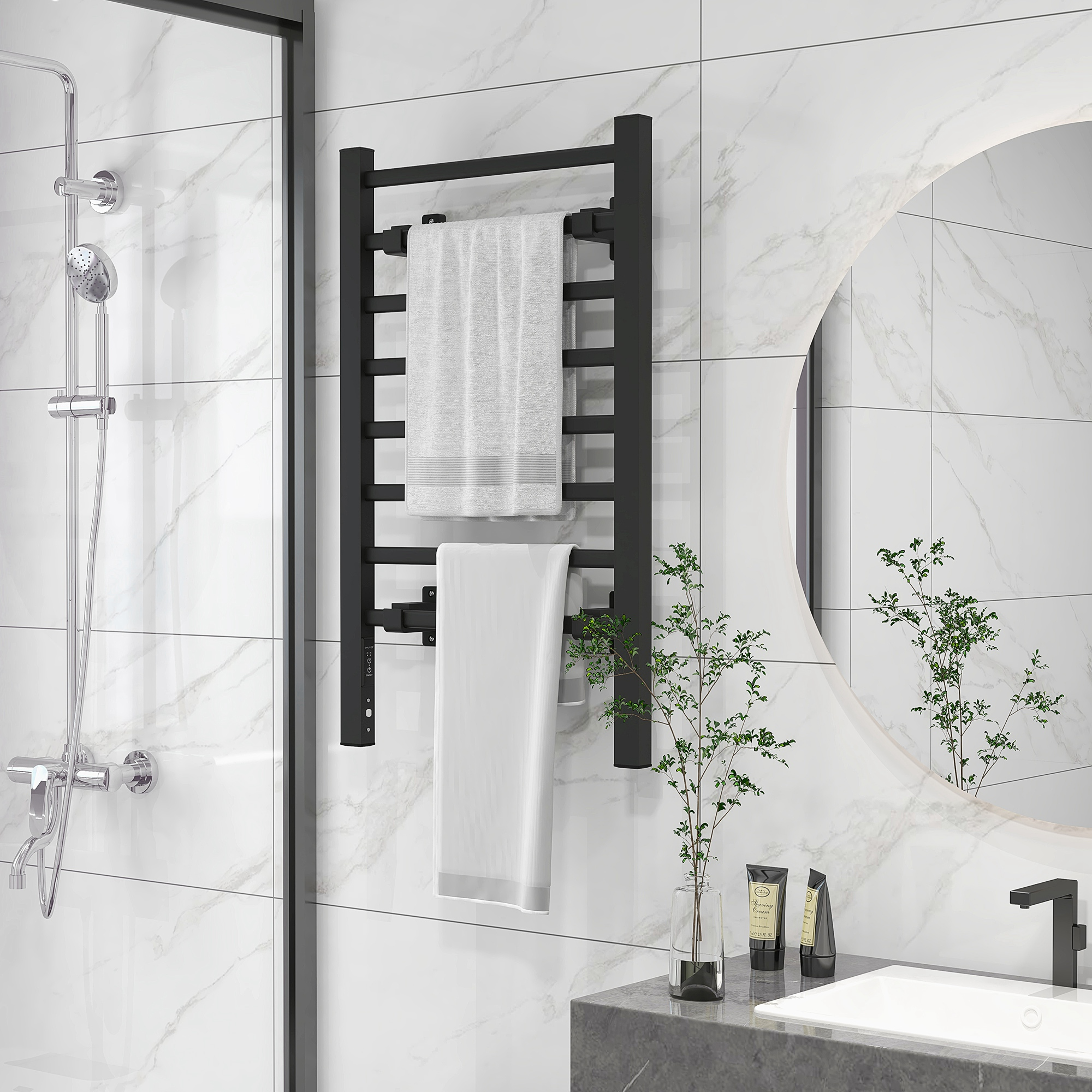 Un bagno moderno con uno scaldasalviette nero, due asciugamani, una doccia, un lavandino e uno specchio con piante.