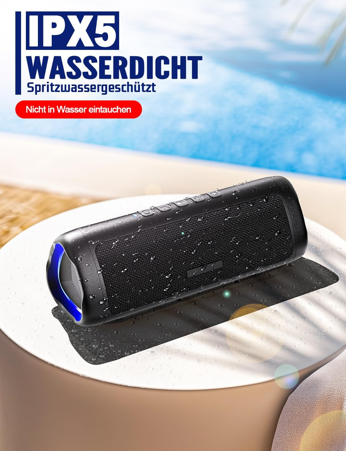 Czarny, wodoodporny głośnik z kroplami wody leży na białym stole. Niebieskie akcenty świetlne na końcu. Tło: basen i tekst.