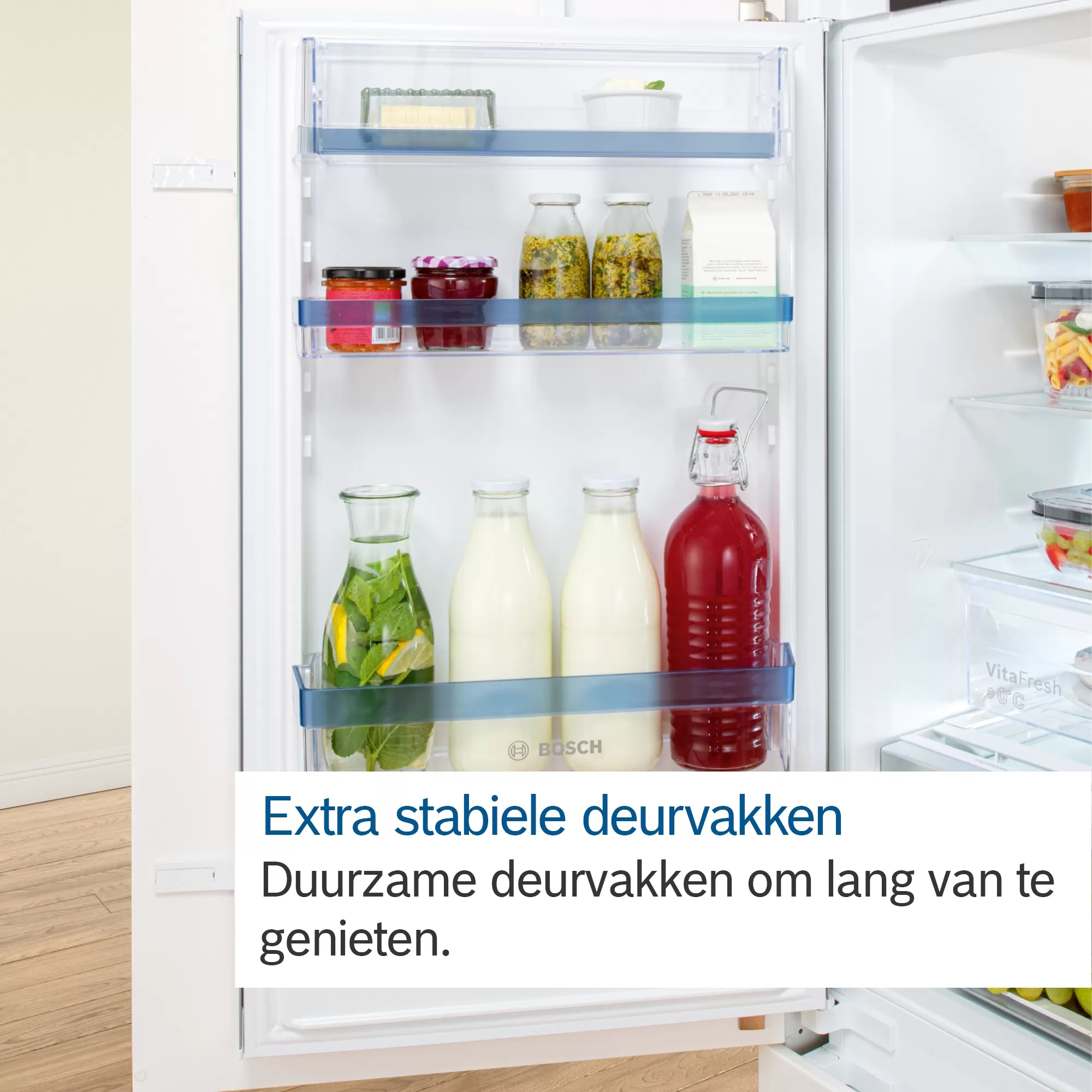 Frigorifero aperto pieno di generi alimentari. Bottiglie di vetro, barattoli e altri contenitori sono visibili sugli scaffali.