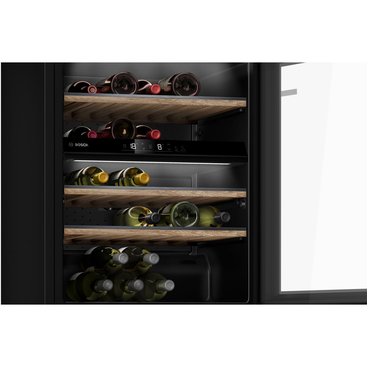 Ein Weinkühlschrank mit Holzregalen zeigt verschiedene Weinflaschen. Das Bosch-Logo ist sichtbar. Die Tür ist teilweise geöffnet mit Glasfront.