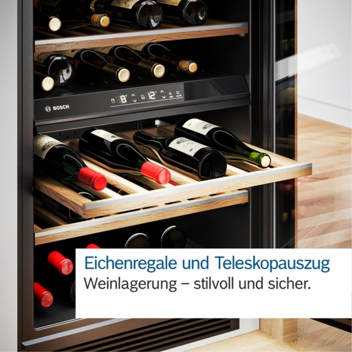 Weinkühler mit mehreren Regalen mit Weinflaschen. Ein Digitaldisplay zeigt die Temperatur an. Der Kühler besteht aus Glas und Holz.