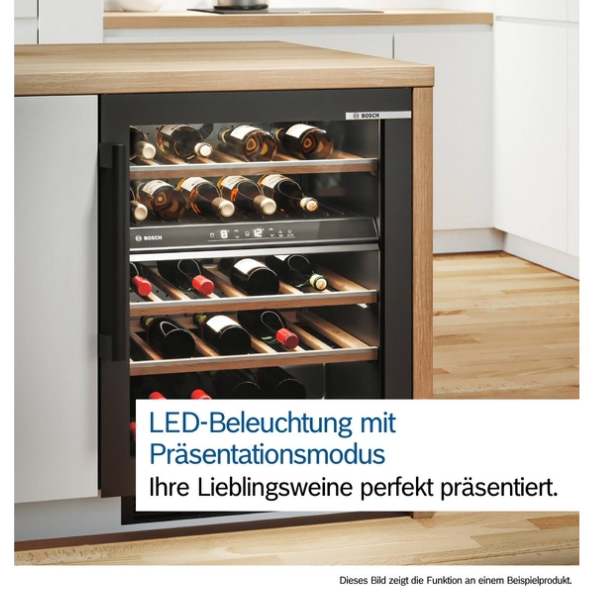 Ein Weinkühler mit Flaschen. Er hat Holzregale und eine schwarze Tür. Der Kühler befindet sich in einer Küche.