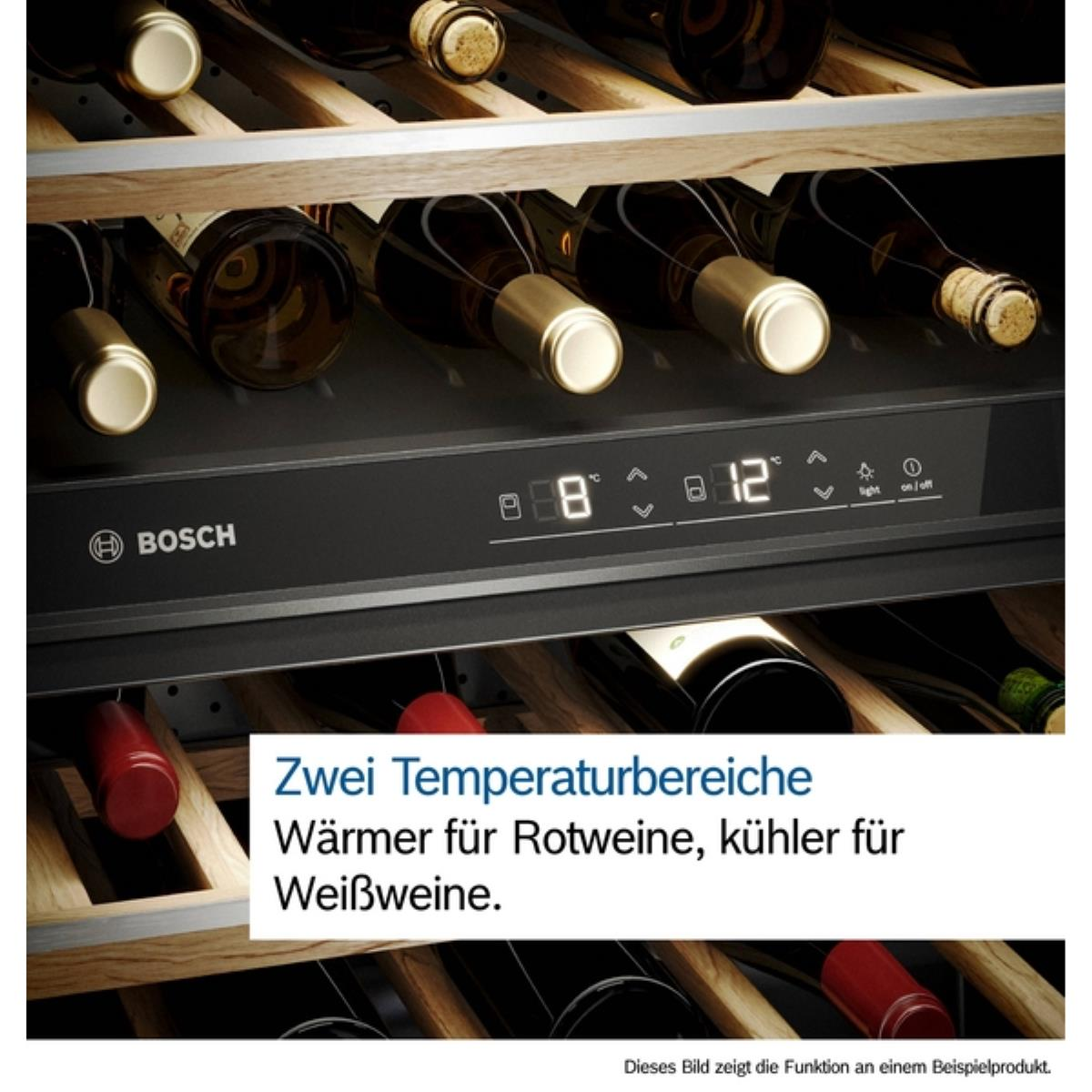 Weinkühler mit Flaschen auf Holzregalen. Digitalanzeige zeigt Temperaturen. Text unten auf Deutsch beschreibt Temperaturzonen.