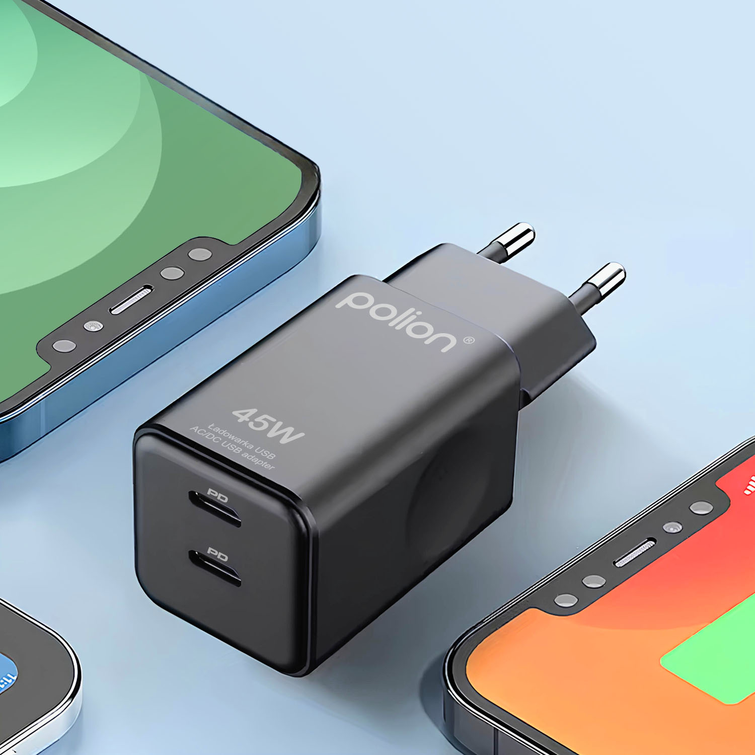 Czarna ładowarka USB-C 45W jest podłączona. Trzy smartfony otaczają ładowarkę. Jeden pokazuje zielony ekran, drugi się ładuje.