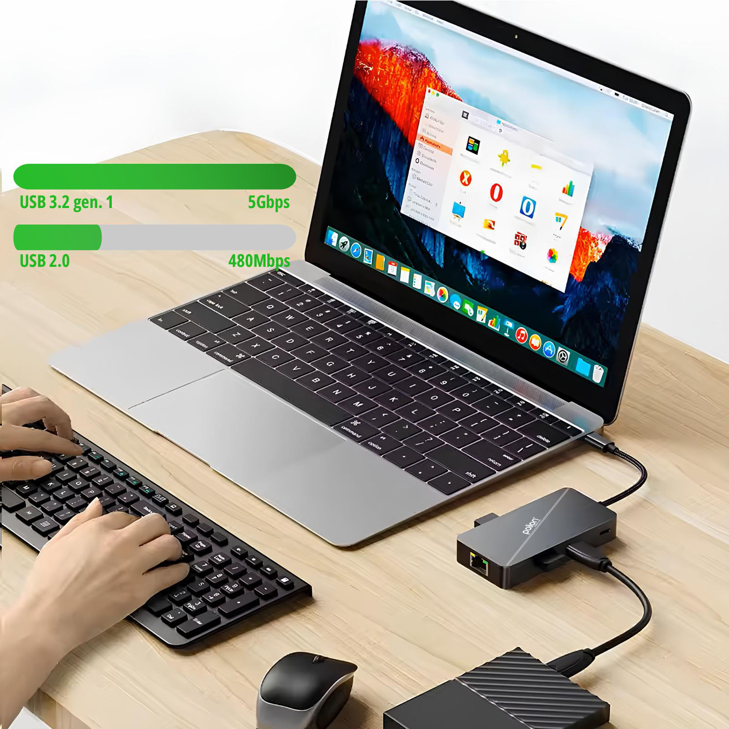 Laptop z podłączoną klawiaturą i myszką, hub USB i zewnętrzny dysk twardy leżą na drewnianym biurku.