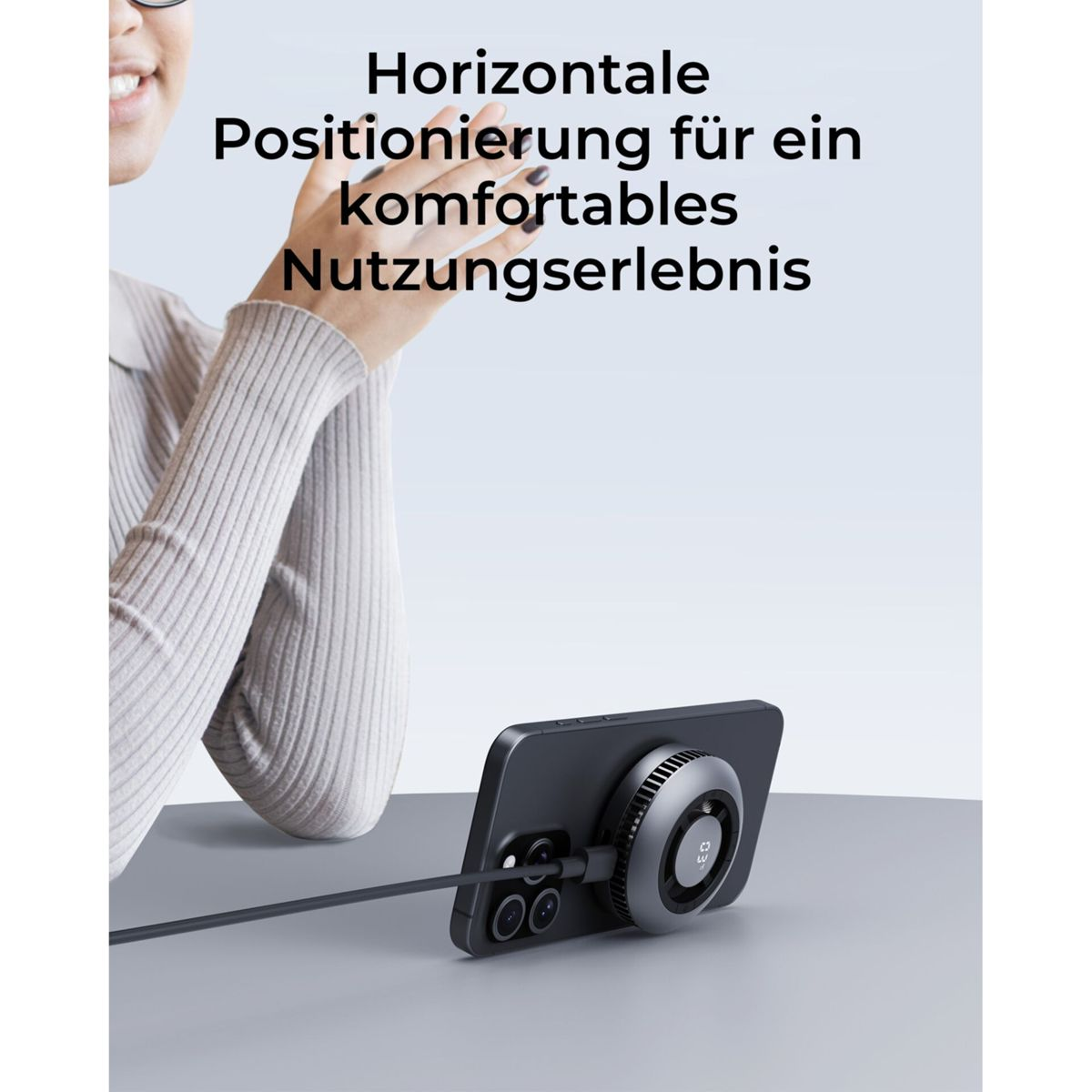 Una persona sostiene un teléfono con un dispositivo de enfriamiento. El texto en alemán dice 'Posicionamiento horizontal para una experiencia de usuario cómoda'.
