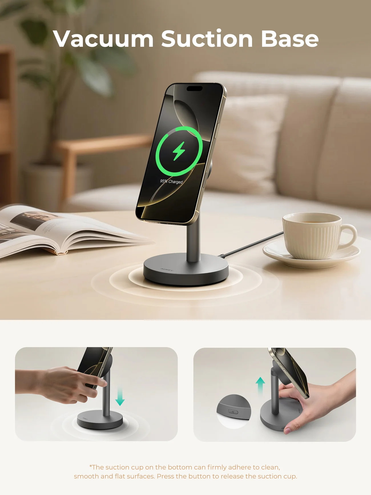 Un soporte de carga para teléfono con un teléfono que muestra el 95% de carga. Una taza de café y un libro abierto están en la mesa.
