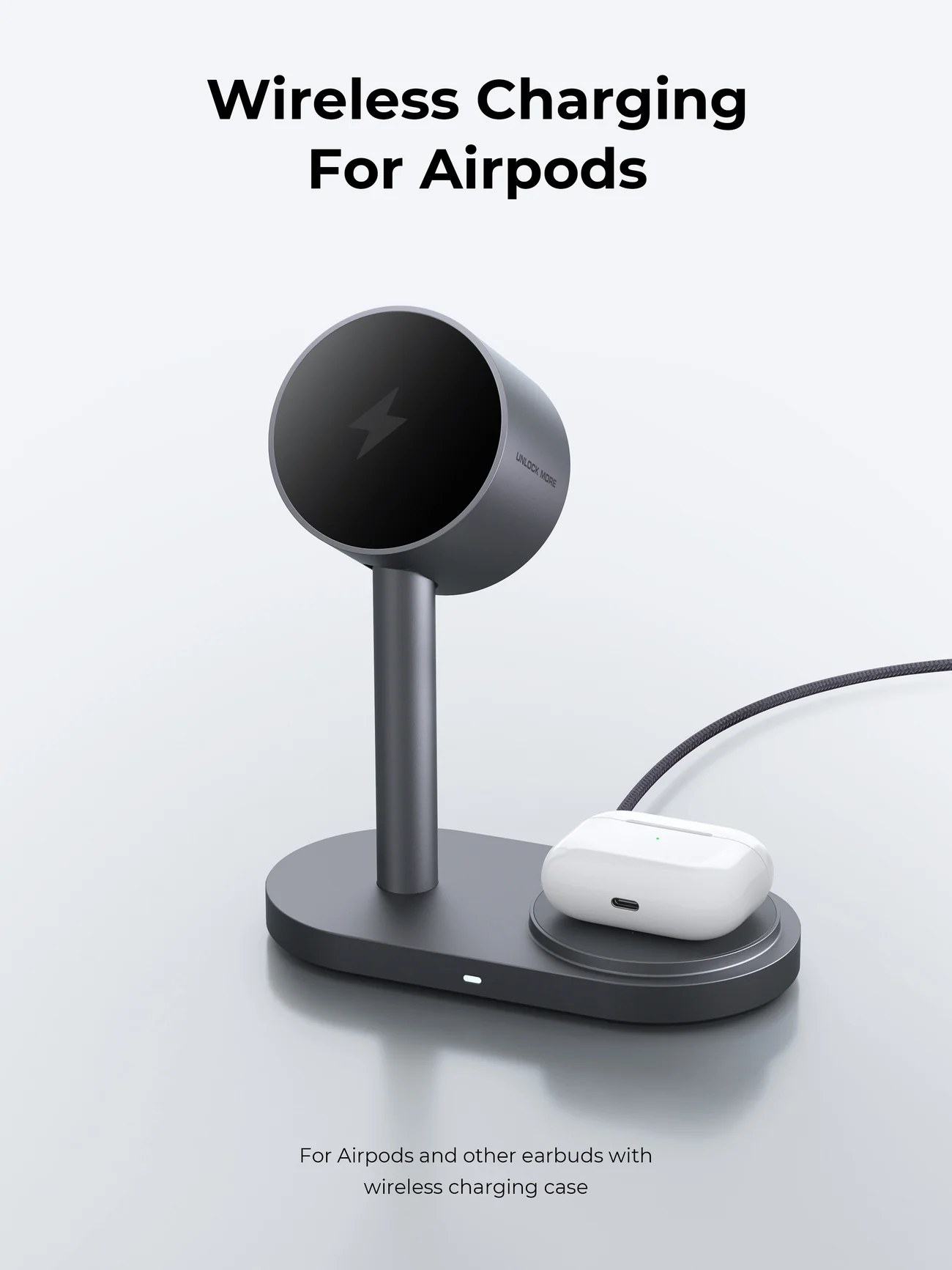 Un soporte de carga inalámbrica para AirPods. Tiene una plataforma de carga, una estación de carga y una funda blanca para AirPods.