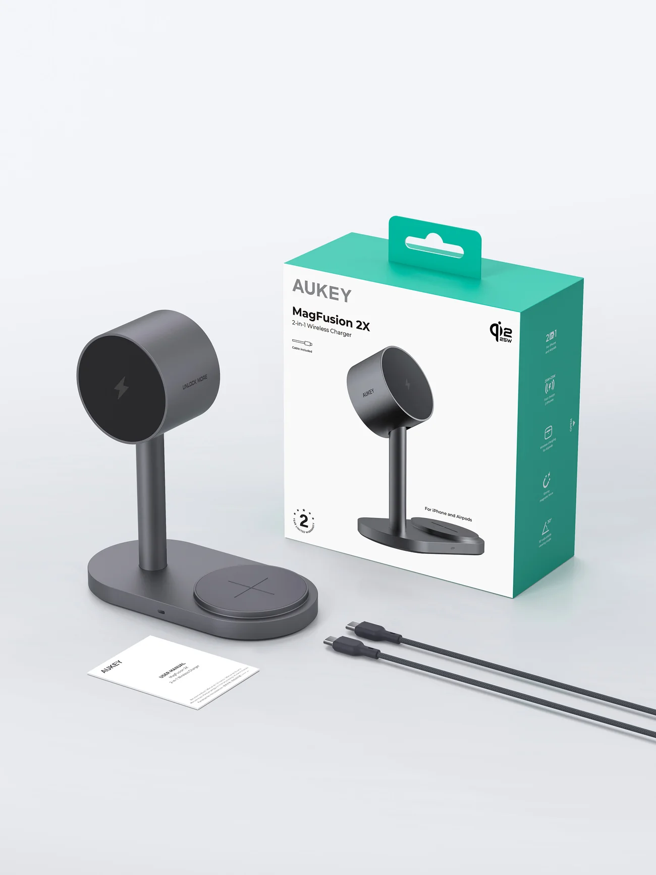 Un cargador inalámbrico gris AUKEY MagFusion 2X con dos almohadillas de carga y una caja con detalles. Dos cables negros a la derecha.