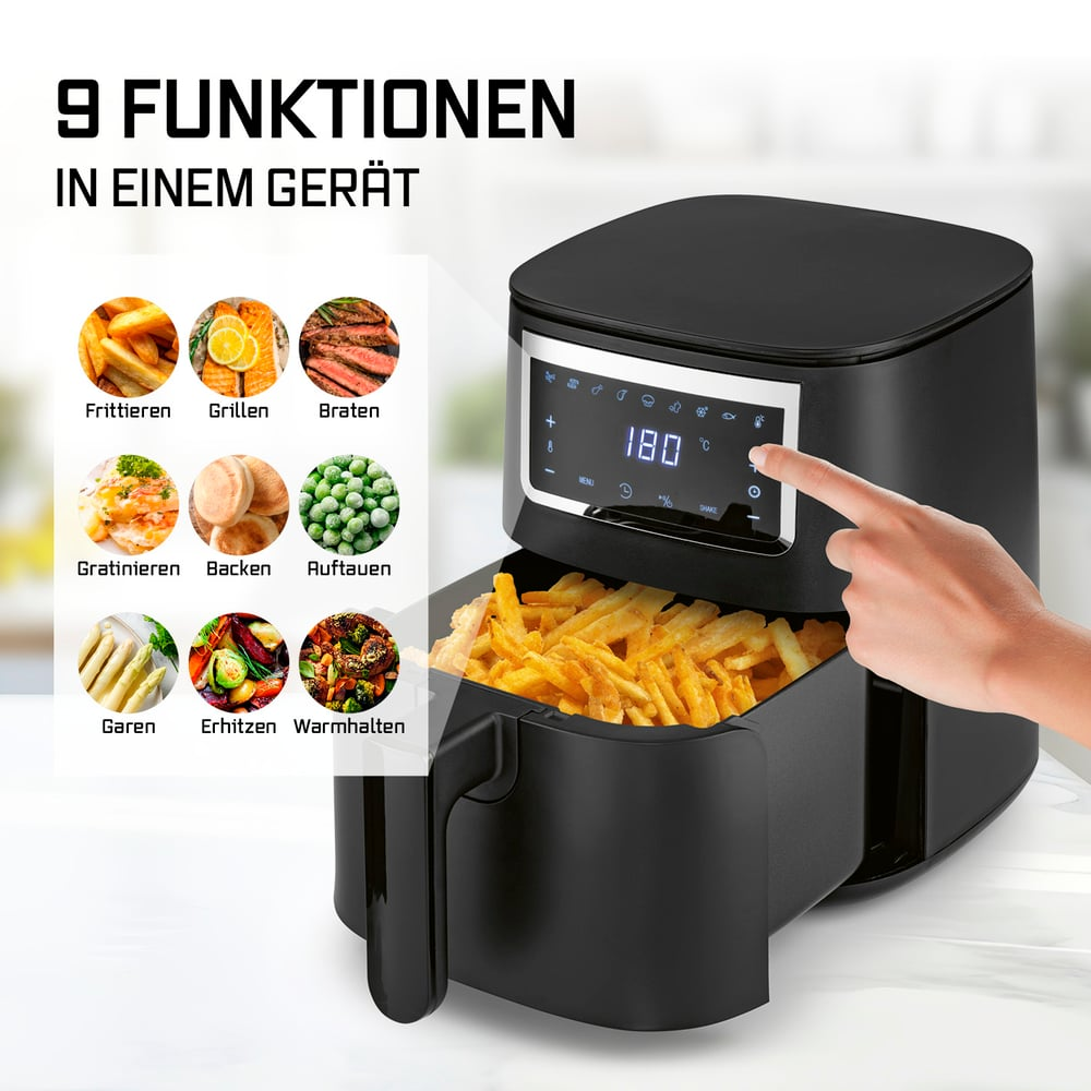 Eine Heißluftfritteuse mit Pommes Frites, eine Hand berührt den Bildschirm, Kochfunktionssymbole sind sichtbar.