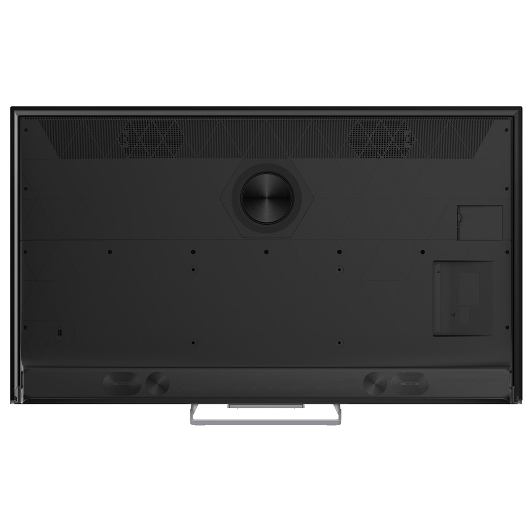 Tył czarnego telewizora. Ma centralną okrągłą cechę, kratki wentylacyjne i różne porty. Srebrny stojak na dole.