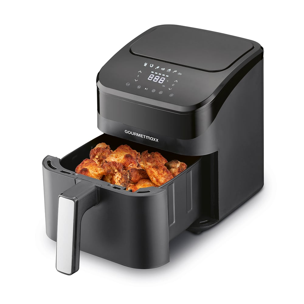 Ein schwarzer Gourmetmaxx-Heißluftfritteuse mit Hähnchenflügeln im Korb. Die Heißluftfritteuse hat ein digitales Display und einen Griff.