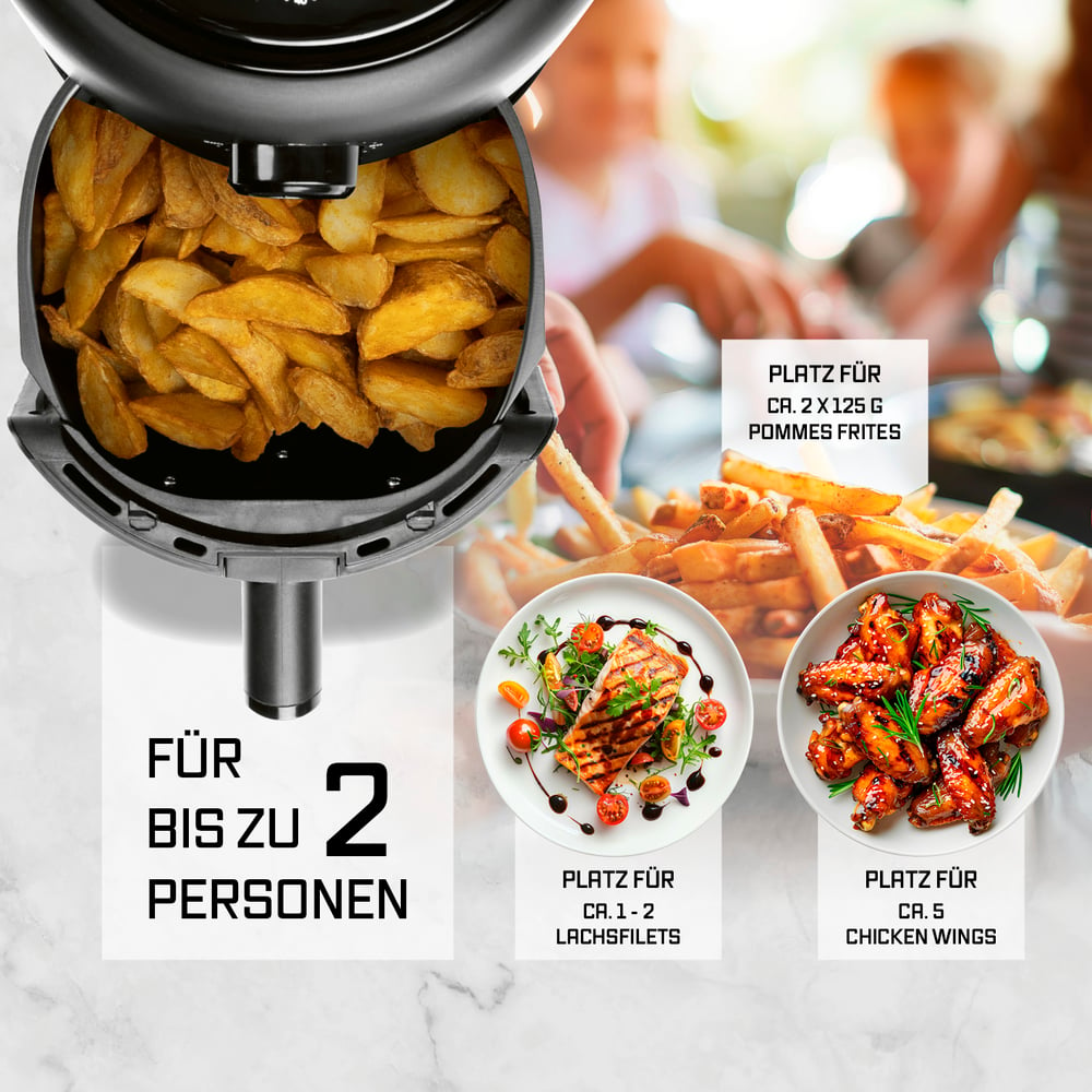 Una friggitrice ad aria con patatine fritte, piatti con salmone e ali di pollo, testo per 2 persone.