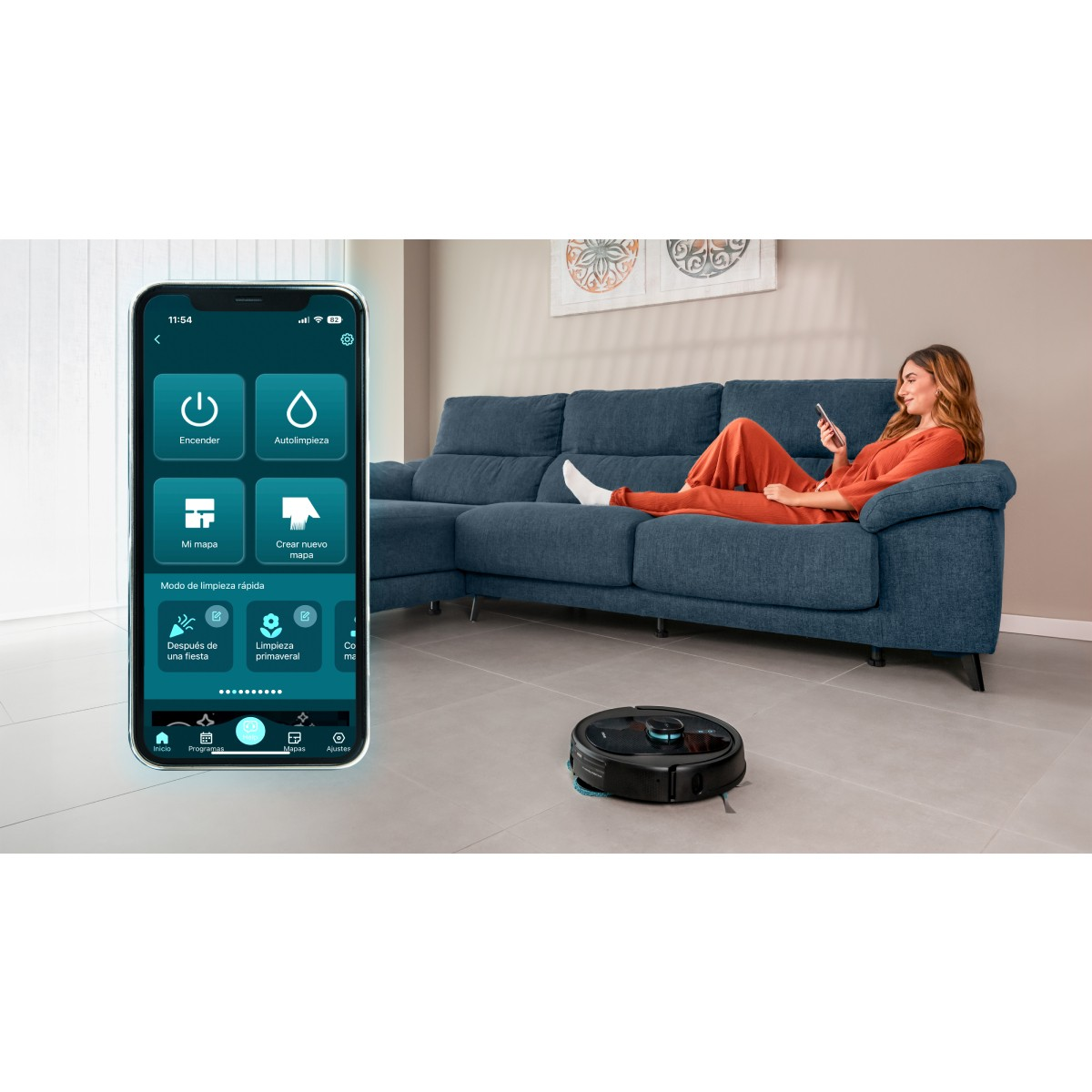 Una mujer usa su teléfono mientras una aspiradora robot limpia. Un sofá azul está detrás de ella. El teléfono muestra opciones de limpieza.