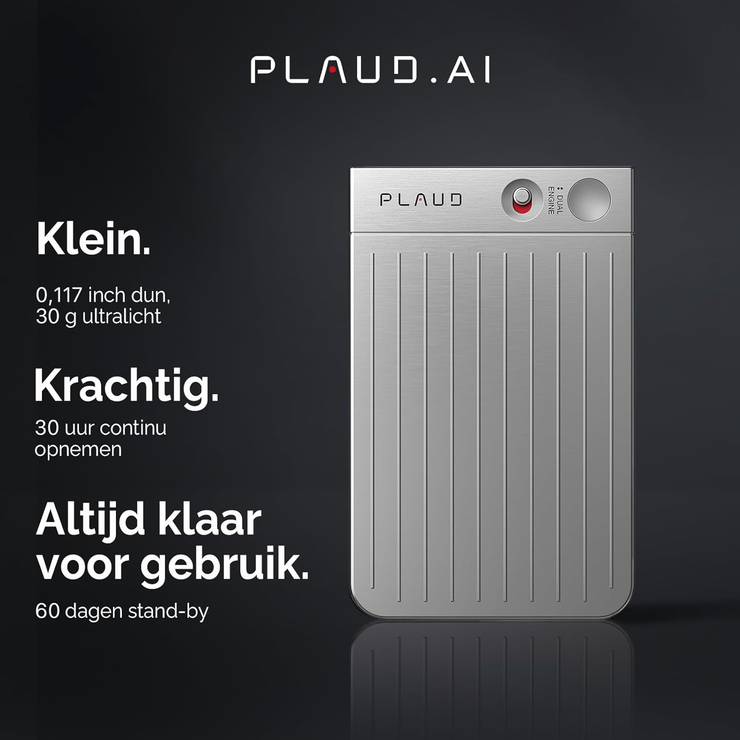 Een zilverkleurig apparaat met het woord PLAUD, tekst in het Nederlands en de woorden "DUAL ENGINE".