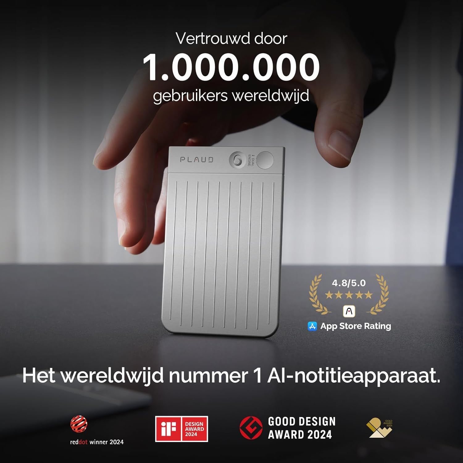 Zilveren apparaat in hand. Tekst: 1.000.000 gebruikers, nr. 1 AI-notitieapparaat, prijzen zoals Red Dot Winner.
