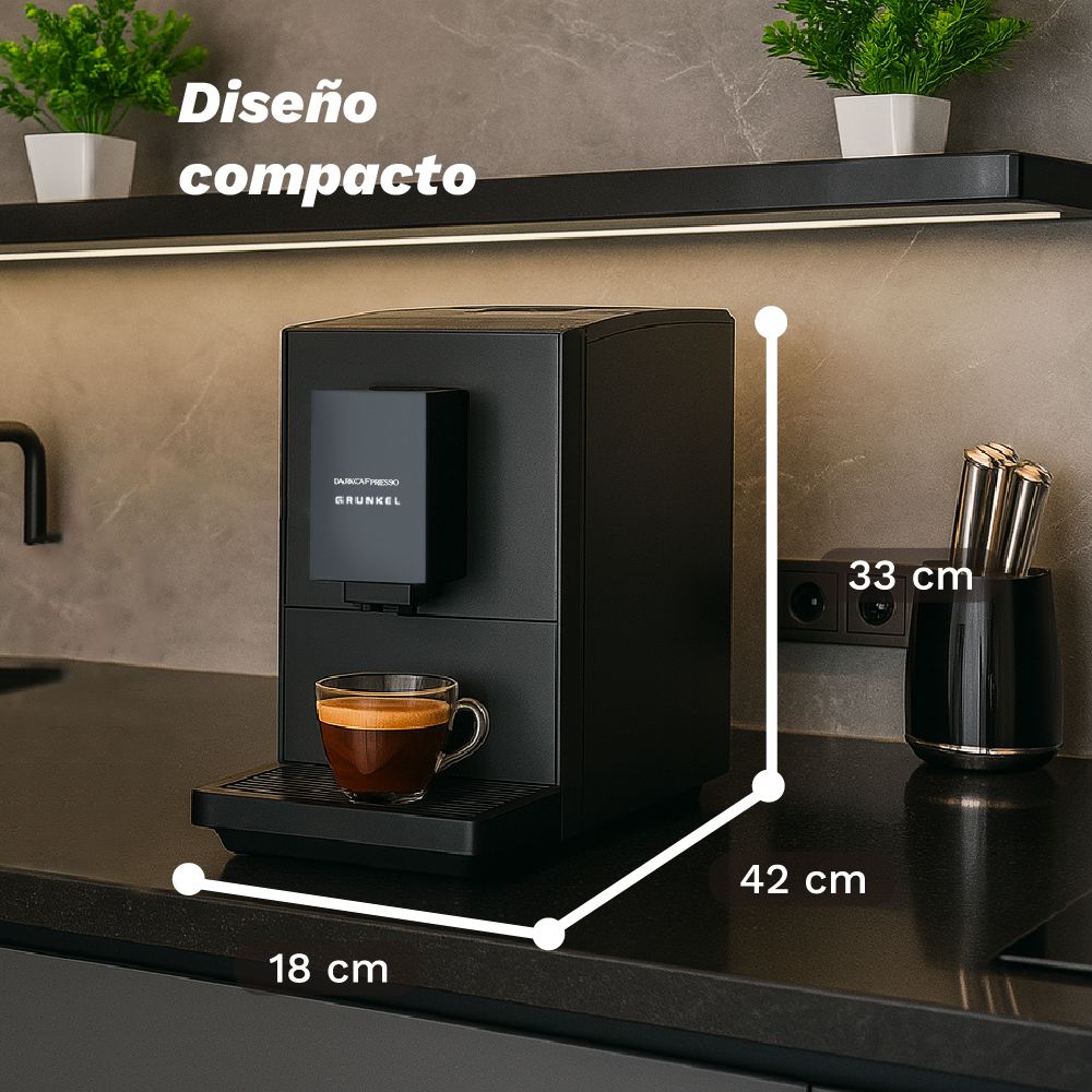 Una máquina de espresso negra con una taza de café. Dimensiones: 18 cm, 42 cm, 33 cm. Plantas y utensilios al fondo.