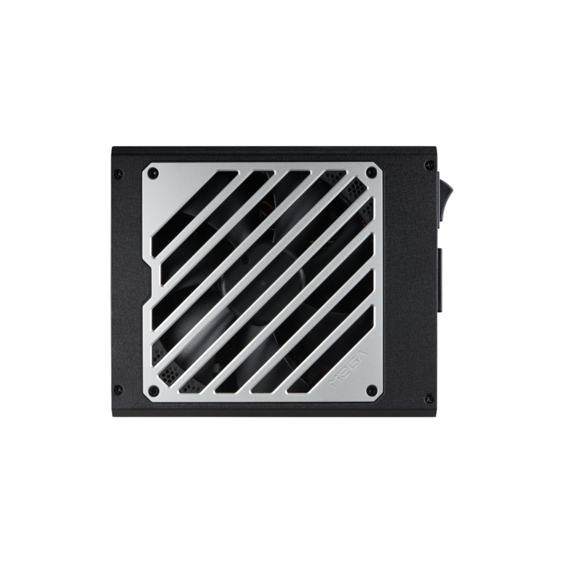 Een computer voeding, zwart en zilver, met een ventilatorrooster. De merknaam is zichtbaar op het rooster.