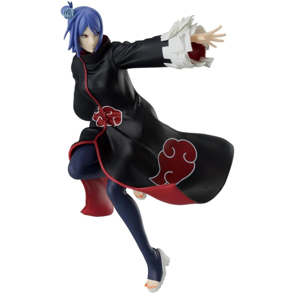 Eine Figur von Konan aus Naruto. Sie trägt einen schwarzen Akatsuki-Umhang mit roten Wolken, blaues Haar und ist in einer dynamischen Pose.