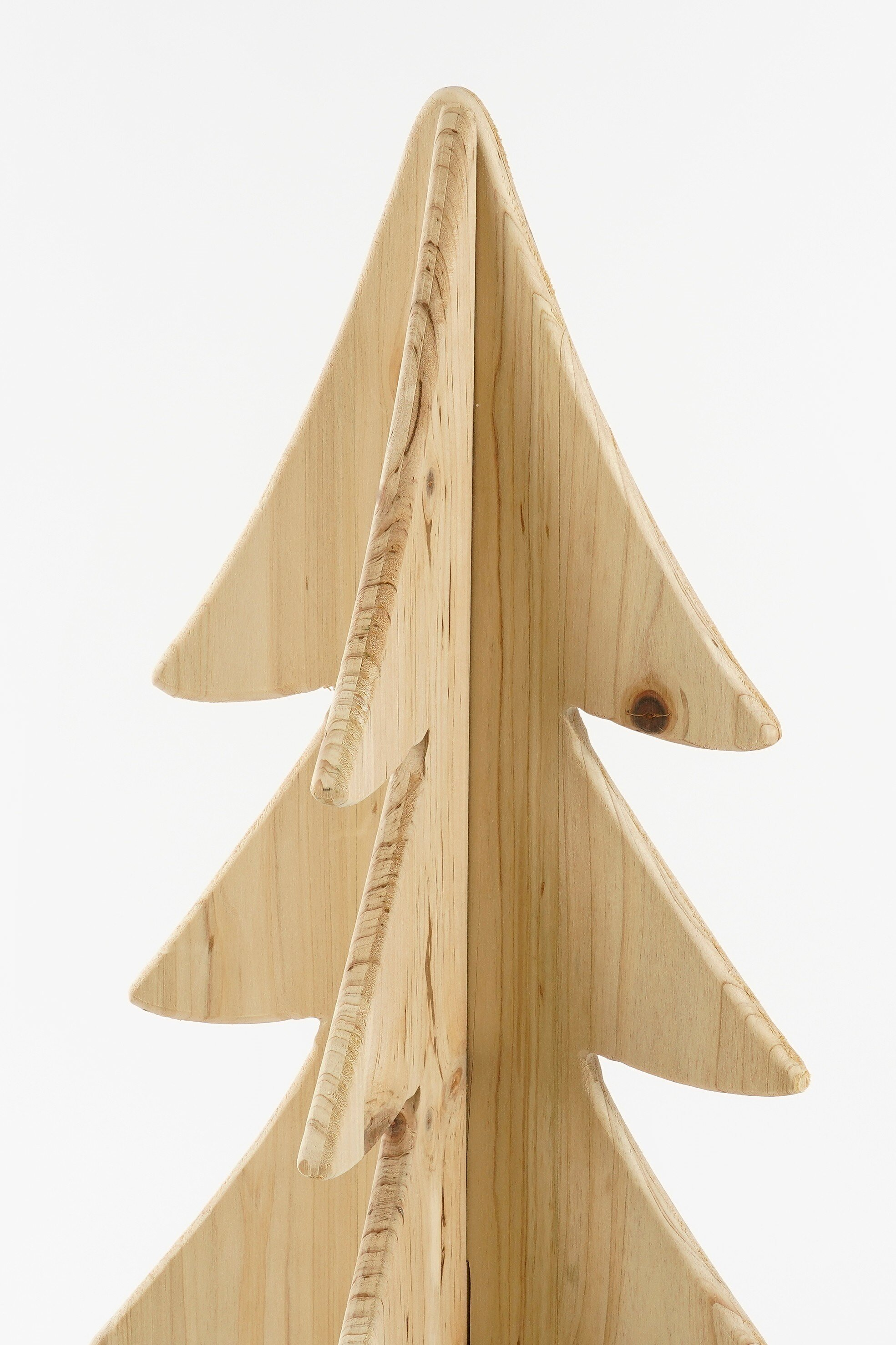 Décoration de sapin de Noël en bois. Elle est en bois clair, avec un design géométrique simple. Le fond est blanc.