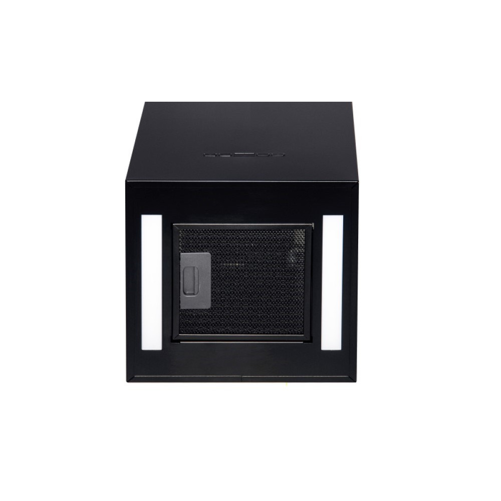 Czarny, pudełkowaty okap kuchenny. Ma panel z siatki, uchwyt i białe pionowe światła po każdej stronie. Tło jest białe.