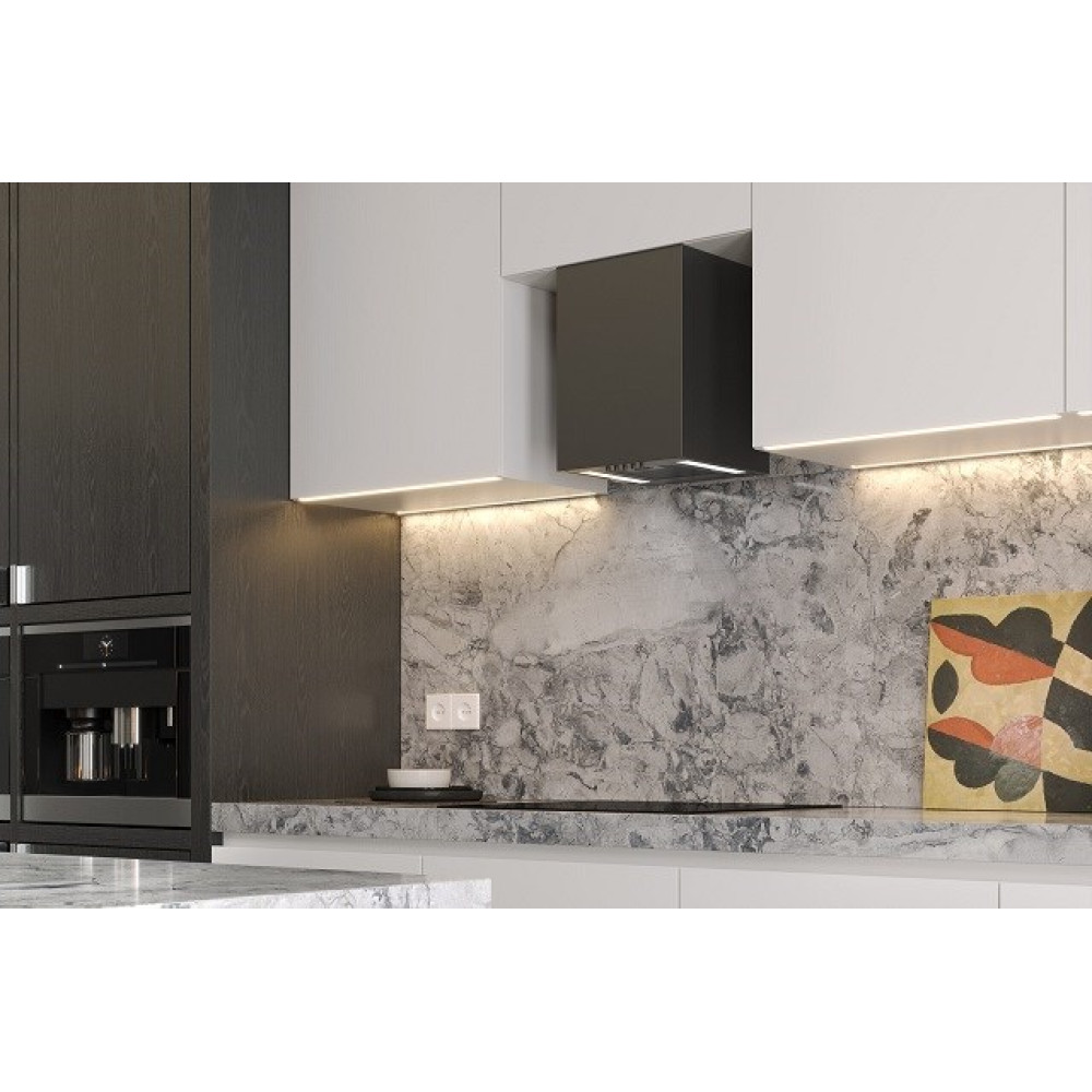 Nowoczesna kuchnia z białymi i ciemnymi szafkami, marmurowym blatem, okapem, wbudowanym ekspresem do kawy i sztuką abstrakcyjną.