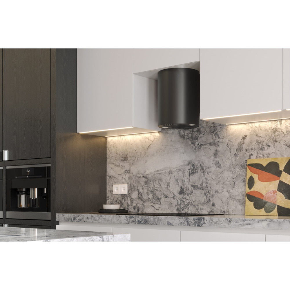 Nowoczesna kuchnia z białymi szafkami, ciemnoszarym okapem i marmurowym blatem. Grafika na blacie.