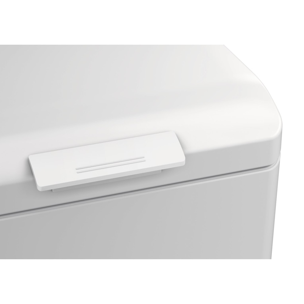 Zbliżenie białej prostokątnej pokrywy z białym uchwytem z dwoma srebrnymi liniami. Pokrywa jest częścią większego białego obiektu.